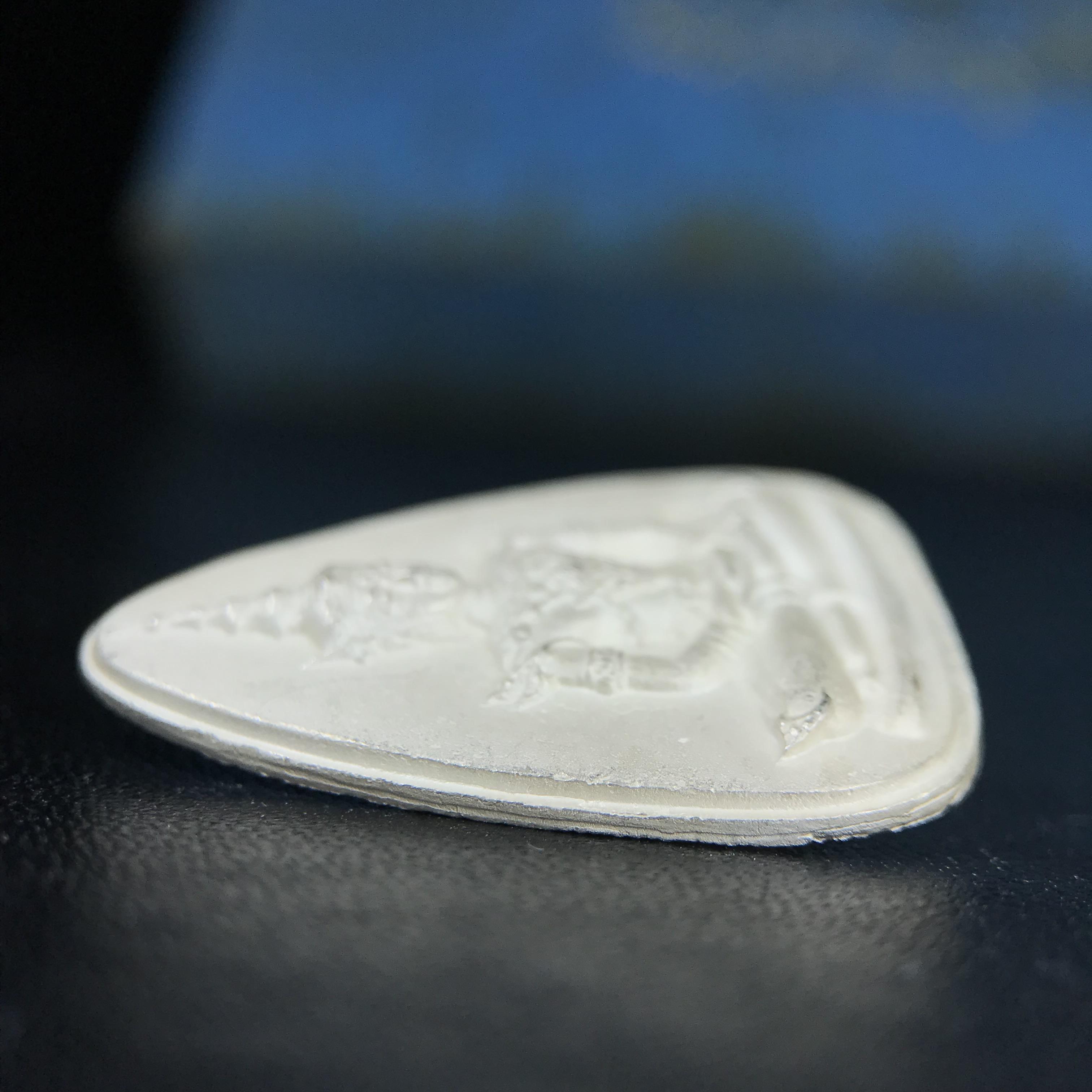 พระแก้วมรกต ญสส. สมเด็จพระญาณสังวร สมเด็จพระสังฆราช วัดบวรนิเวศวิหาร รุ่นมรดกไทย มรดกโลก พ.ศ.2536 จัดสร้างโดยมูลนิธิปริยัติศึกษา ในพระสังฆราชูปถัมภ์ เนื้อเงิน พิมพ์ใหญ่ขนาดสูง 3 ซ.ม. พร้อมกล่องบรรจุเดิมครบ