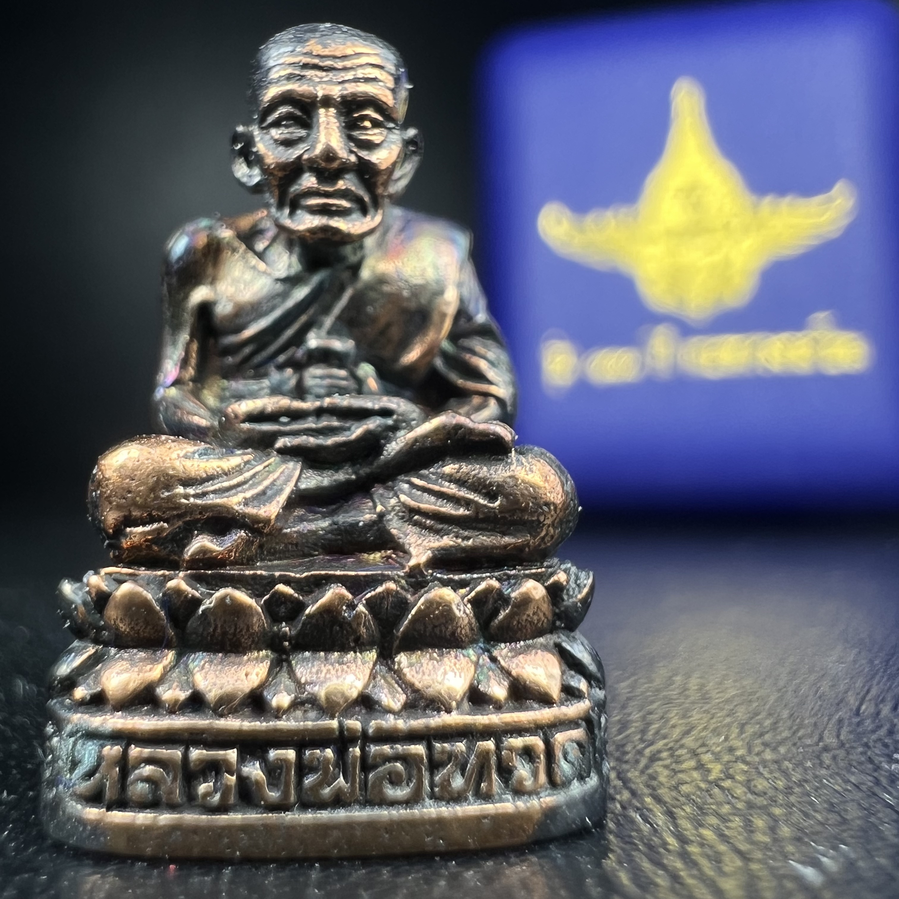 รูปเหมือนหล่อลอยองค์หลวงปู่ทวด รุ่น 111ปี กระทรวงกลาโหม เนื้อนวโลหะรมดำ-ปัดเงา ปี2540 พิธีใหญ่ เข้มขลัง นิยม พร้อมกล่องบรรจุเดิม(คัดสภาพสวยผิวเทพๆผิวรุ้งๆ)ทั้งพิธีทั้งพุทธศิลป์ทรงคุณค่าอีกหนึ่งรุ่นยอดนิยม