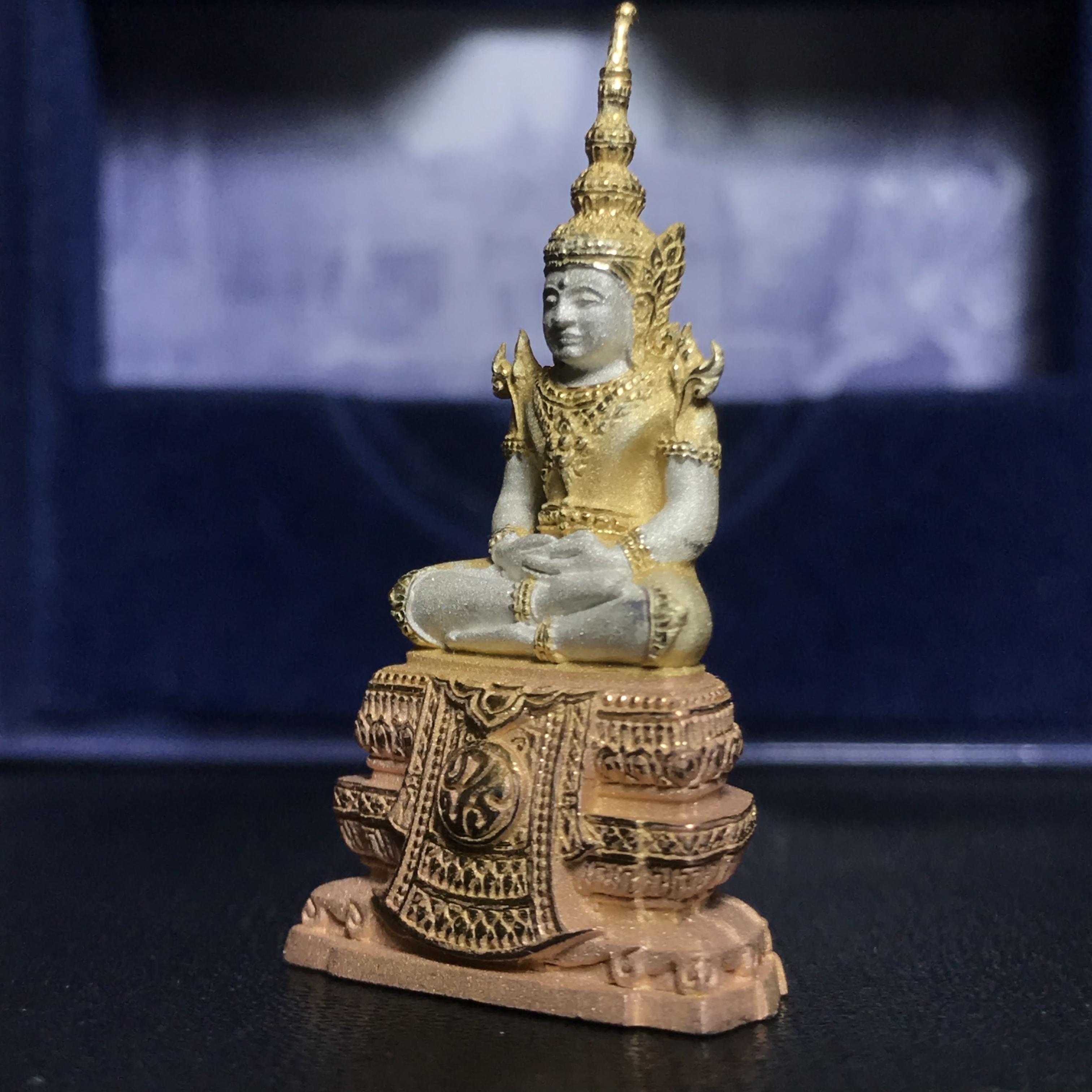 พระแก้วมรกต ภปร. ปี2547 จัดสร้างโดย รพ.ภูมิพลฯ เนื้อเงิน (3 กษัตริย์)ลอยองค์ หน้าตัก 1/2 นิ้ว(1ใน3000องค์)