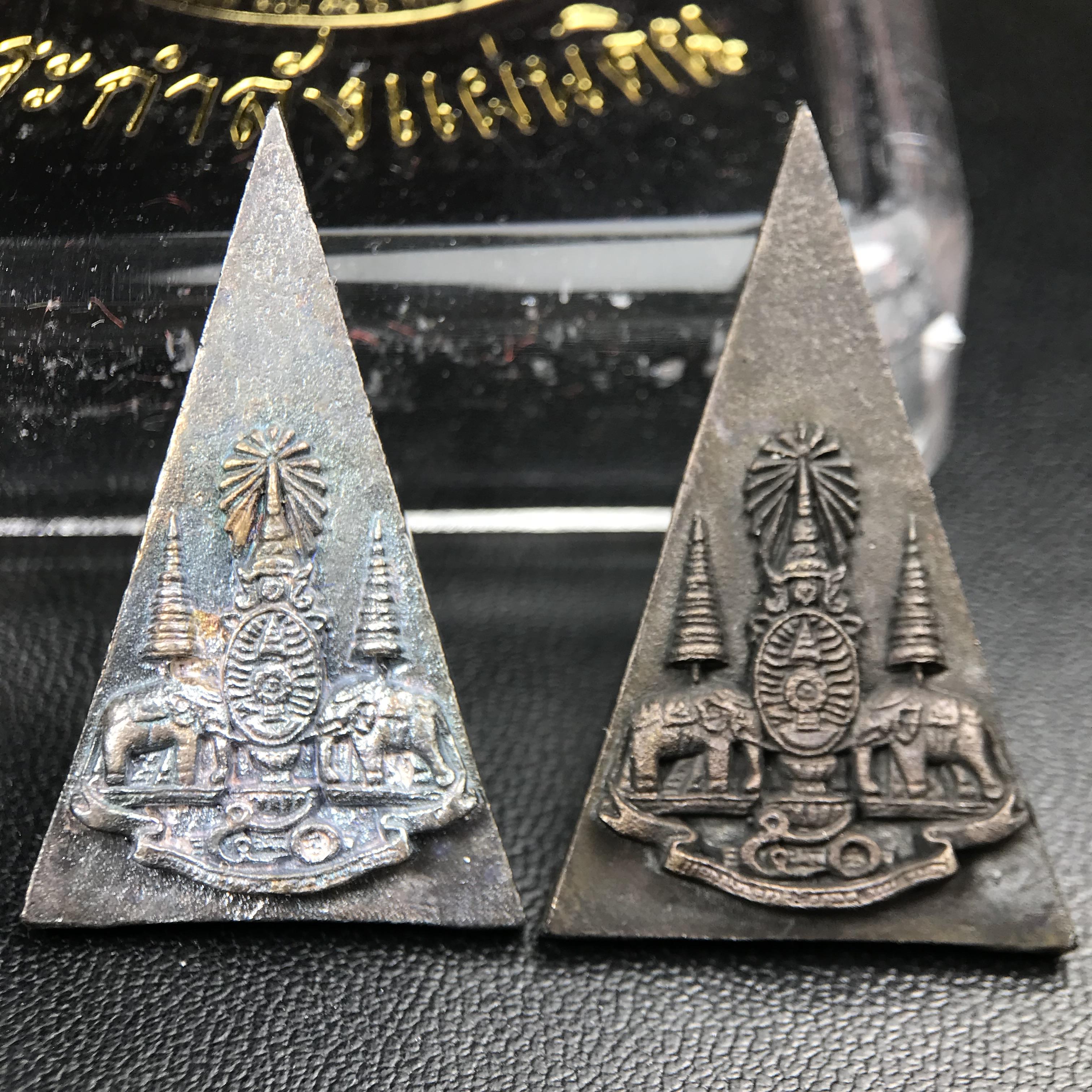 พระกำลังแผ่นดิน (สมเด็จจิตรลดา2) จัดสร้างเฉลิมพระเกียรติ ร.9 ครองราชย์ 50 ปี 2539 เนื้อเงิน(ผิวเดิมกลับดำ รุ้งๆสวย)+เนื้อนวโลหะ(สร้างน้อยหายาก)พร้อมกล่องบรรจุเดิมครบสมบูรณ์(1ใน2539องค์)