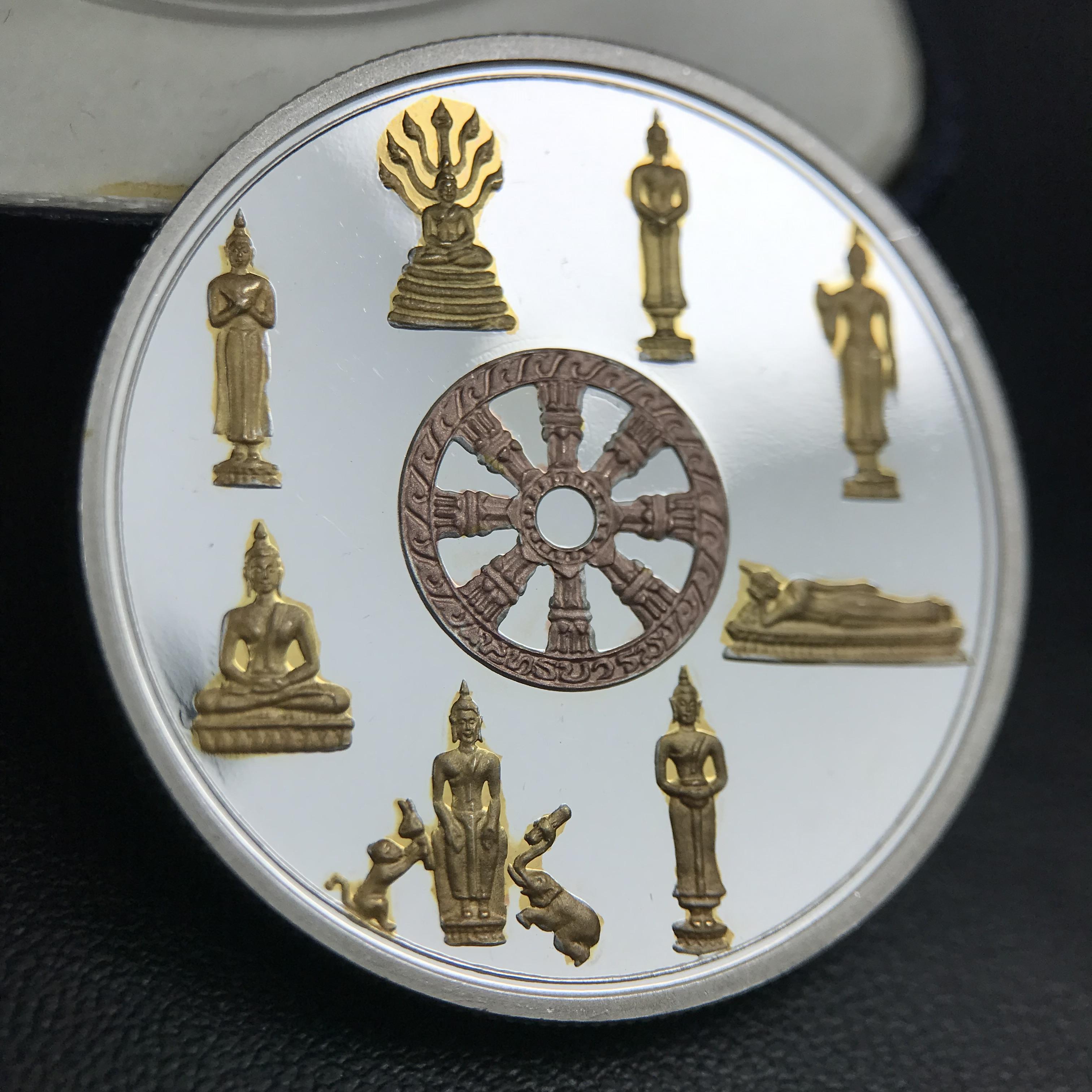 เหรียญพระแก้วมรกต พระพุทธชินราช พระพุทธโสธร รุ่นพุทธบารมี ปี 2540 เนื้อเงินขัดเงา 99.9% ชุบ 3 กษัตริย์ พร้อมกล่องและใบรับรองเดิม พิธีพุทธาภิเษก 2 พิธีมหามงคล(พระพุทธคู่บ้านคู่เมือง รูปแบบเหรียญสวยงดงามมาก พิธีใหญ่ เป็นที่นิยม)สร้างน้อยหายาก 1 ใน500 เหรียญ