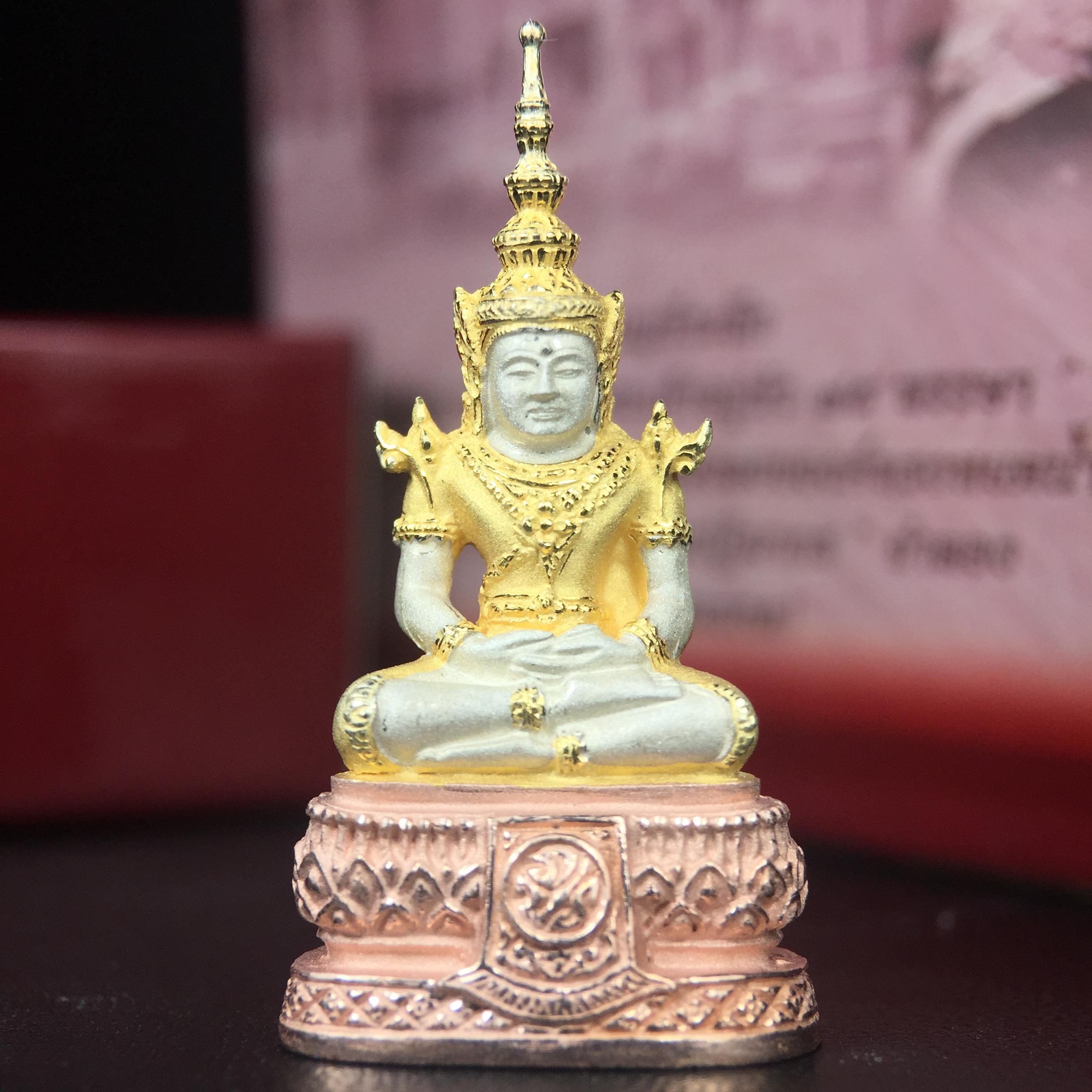 พระแก้วมรกต ภปร.(รุ่นแรก) ปี2545 รุ่นฉลองกรุงรัตนโกสินทร์ครบ 220 ปี พิมพ์ลอยองค์ใหญ่ เนื้อเงินบริสุทธิ์ 92.5% (สามกษัตริย์) ขนาด 19*35 มม. พร้อมกล่องบรรจุเดิม สวยครบสมบูรณ์