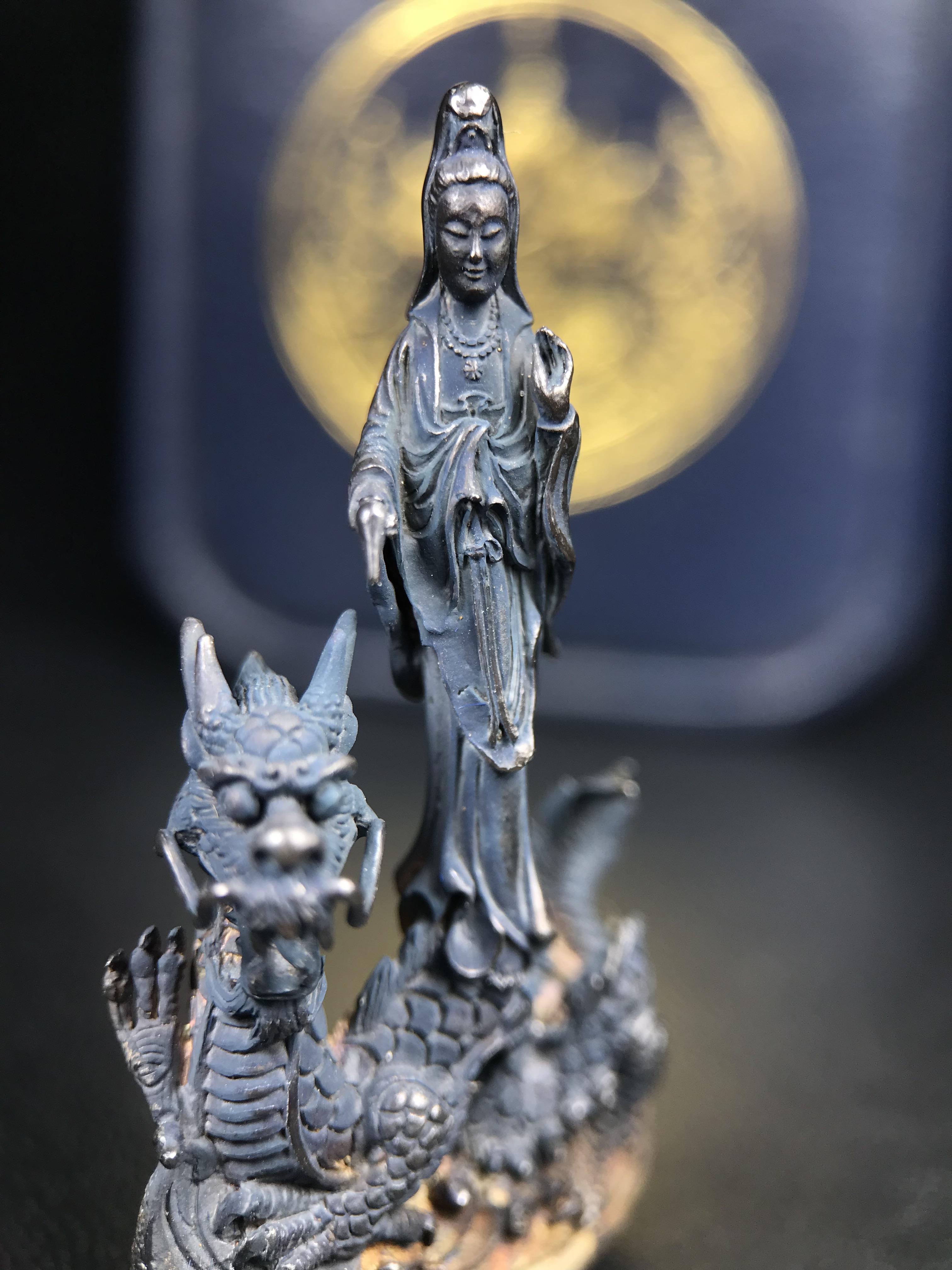 รูปหล่อลอยองค์พระโพธิสัตว์กวนอิม ทรงประทับมังกร จ.ระนอง ปี 2539 เนื้อเงิน พิมพ์ใหญ่(ผิวกลับดำทูโทนเข้มขลังสวยงามมีเสน่ห์)(สภาพผิวเดิม)(เสน่ห์พระเนื้อเงินสีสันที่ธรรมชาติสรรค์สร้าง)เฉลิมฉลองในวโรกาสที่พระบาทสมเด็จพระเจ้าอยู่หัวทรงครองสิริราชสมบัติครบ50ปี