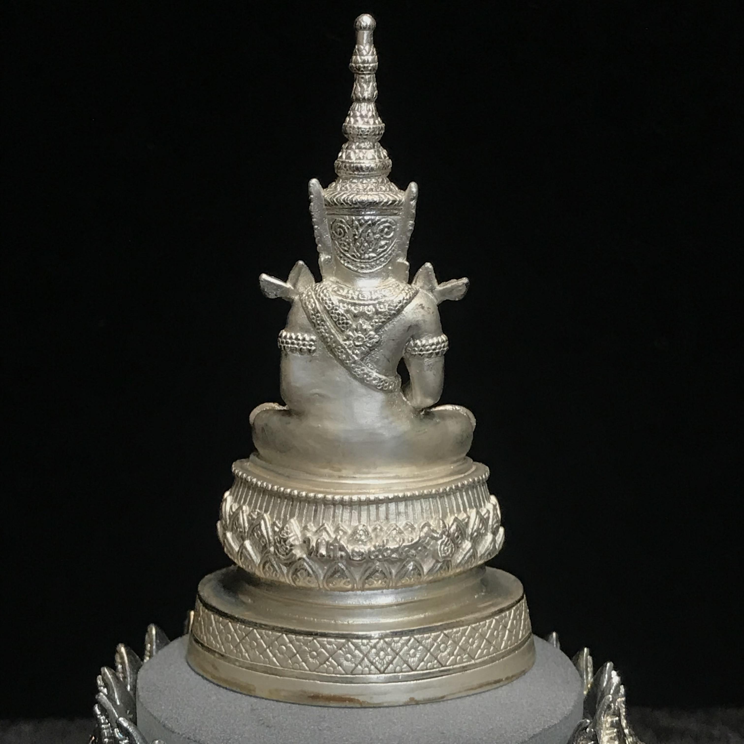 พระแก้วมรกต ภปร.(รุ่นแรก) ปี2545 รุ่นฉลองกรุงรัตนโกสินทร์ครบ 220 ปี หล่อลอยองค์ เนื้อเงิน ขนาดบูชา 50*90 มม. พร้อมฐานวางครอบแก้วเดิม(สวยงามและหายากมาก)