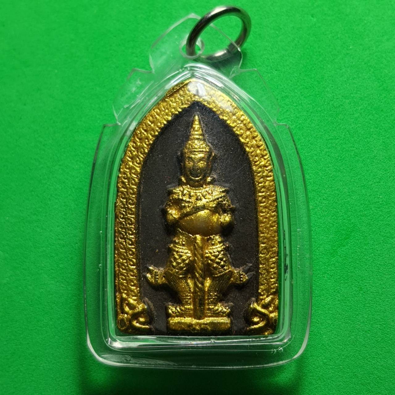 พระเครื่อง ท้าวเวสสุวรรณ เลี่ยมกรอบสีดำ แต่ง สีทอง รุ่น แก้ปีชง รวยไม่จบ จนไม่เป็น ภัยไม่มี ท้าวเวสสุวรรณ ท้าวเวสสุวัณ พระแท้ จี้ท้าวเวสสุวรรณ