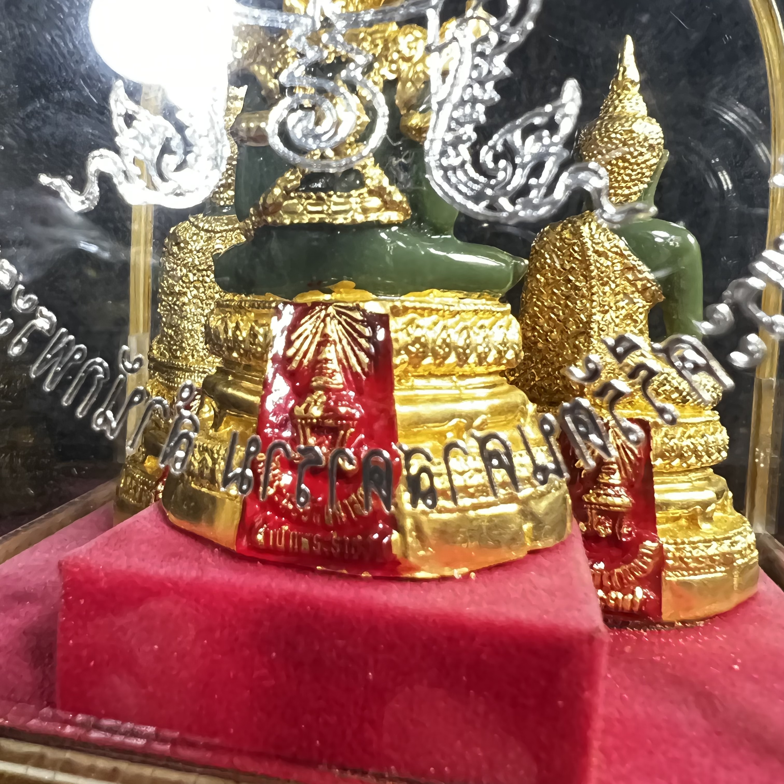 พระพุทธมหามณีรัตนปฏิมากร(พระแก้วมรกต) วัดพระศรีรัตนศาสดาราม สำนักพระราชวัง จัดสร้าง พิมพ์ทรงเครื่อง 3 ฤดู(ร้อน ฝน หนาว) หน้าตัก 2 นิ้วพร้อมครอบตู้เดิม(บรรจุมวลสารใต้ฐาน)