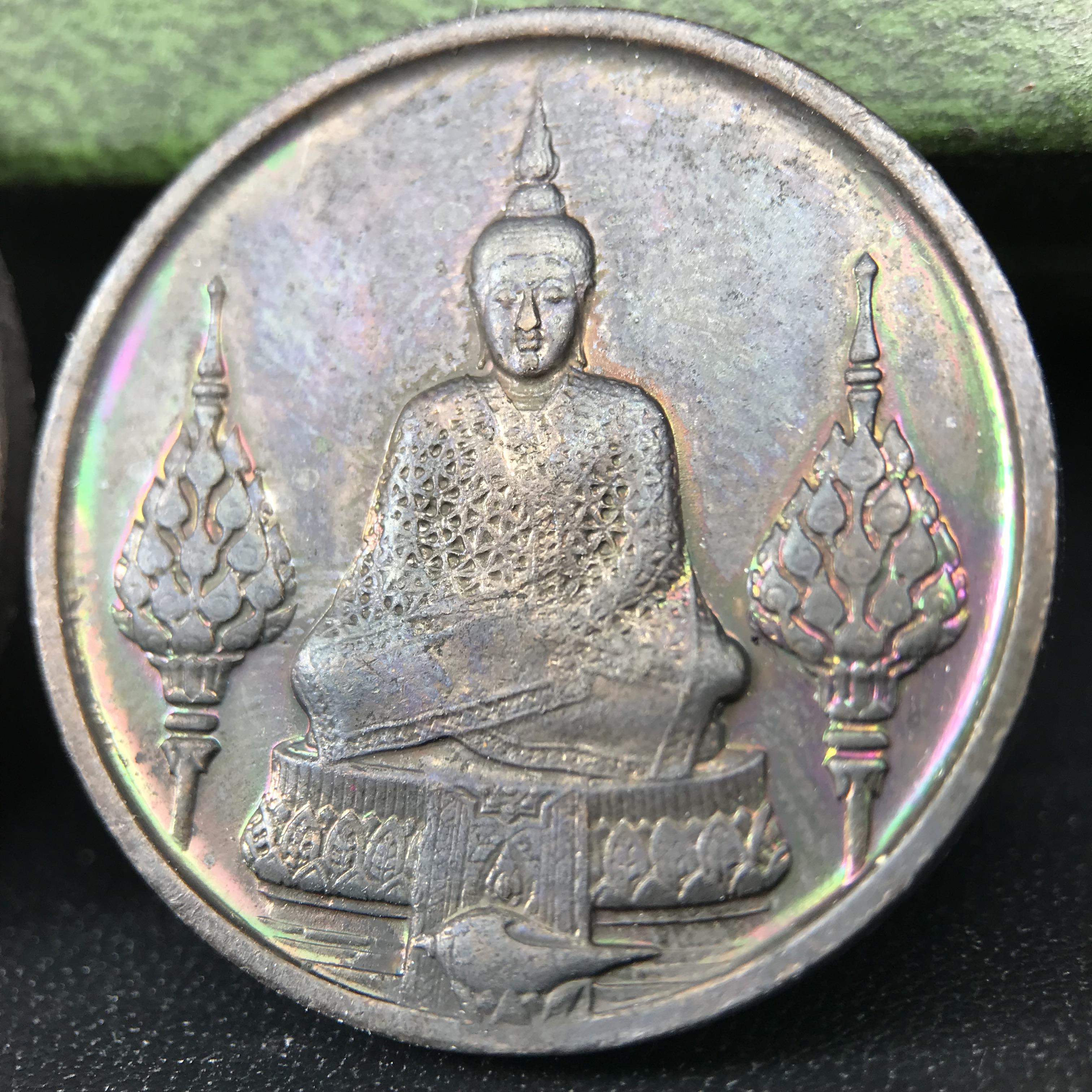 เหรียญพระแก้วมรกตหลัง ภปร. ฉลองกรุงรัตนโกสินทร์ครบ 200 ปี พ.ศ.2525 เนื้อทองแดงกล่องบรรจุเดิมครบ3พิมพ์(บล็อกพระราชศรัธา)(ในหลวงรัชกาลที่9 เสด็จในพิธี)พระคู่บ้านคู่เมือง...พระดี...พิธีใหญ่
