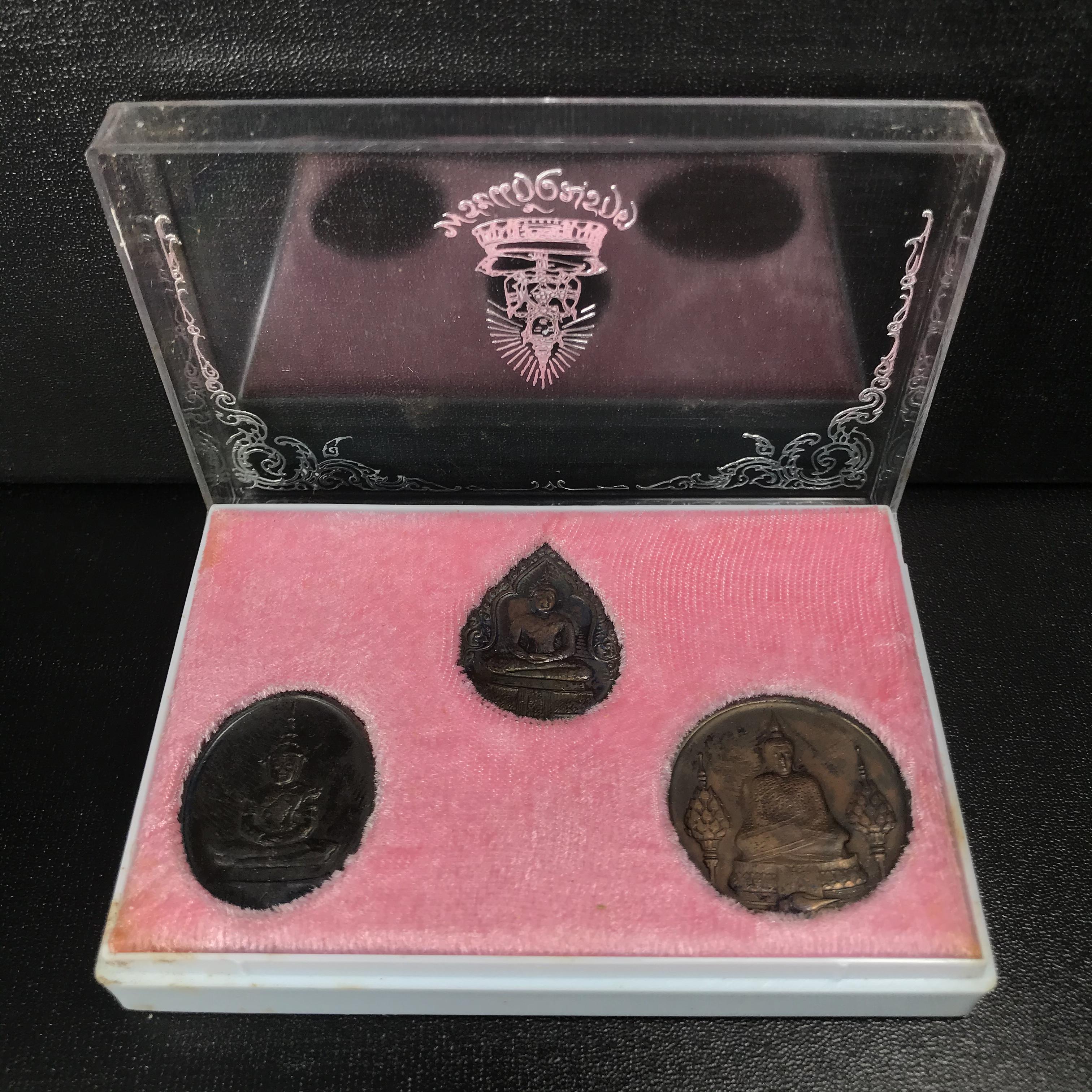 เหรียญพระแก้วมรกตหลัง ภปร ฉลองกรุงรัตนโกสินทร์ครบ 200 ปี พ.ศ.2525 เนื้อทองแดง(ผิวเดิมขึ้นสีรุ้งสวยงาม)กล่องบรรจุเดิมครบ3พิมพ์(บล็อกพระราชศรัธา)(ในหลวงรัชกาลที่9 เสด็จในพิธี)