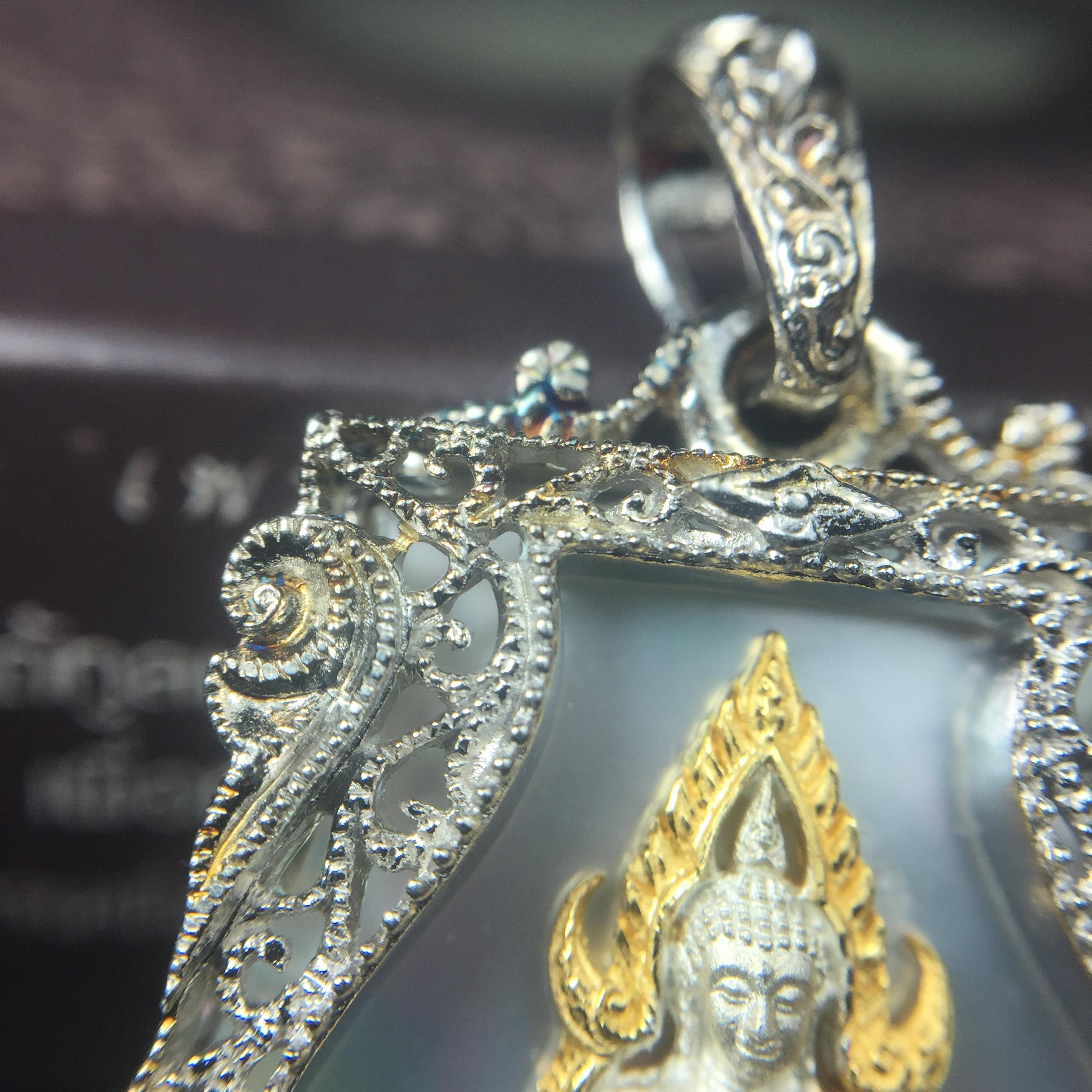 พระพุทธชินราช ภปร. โครงการ "เพราะแผ่นดินนี้ คือ แผ่นดินเกิด" ปี2548(รุ่นแรก) เหรียญทรงเสมา ขนาด 21 x 29 มม.เนื้อเงินสามกษัตริย์ องค์พระชุบสามกษัตริย์ ล้อมด้วยกรอบเงินชุบทองคำขาวสลักเสลาเป็นลวดลายละเอียดอ่อน ส่วนพื้นองค์พระเป็นเปลือกหอยมุขงดงาม