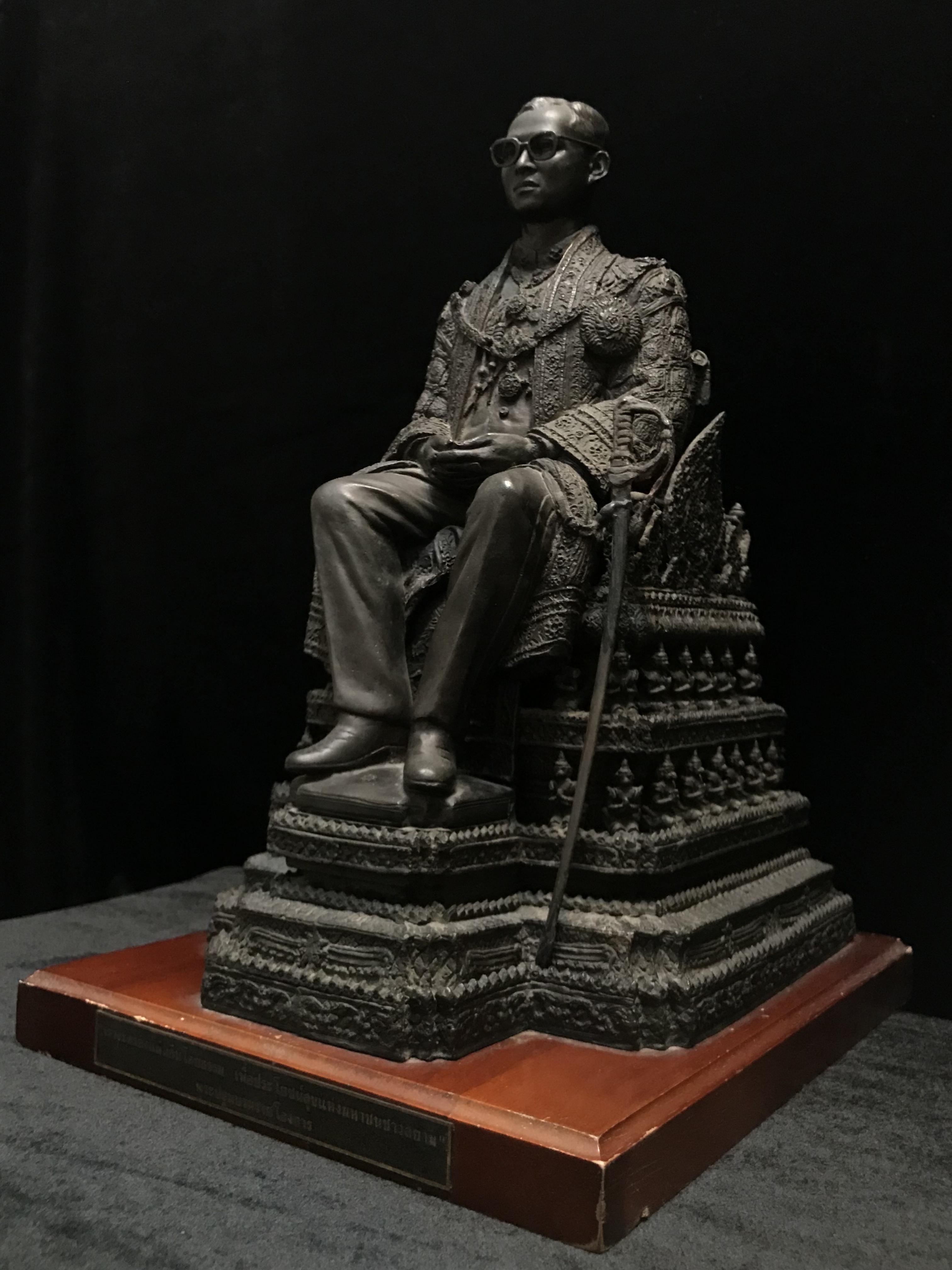 พระบรมรูปพระบาทสมเด็จพระเจ้าอยู่หัวรัชกาลที่9(นั่งบัลลังก์) กระทรวงมหาดไทยจัดสร้าง ปี2539(นิยม)