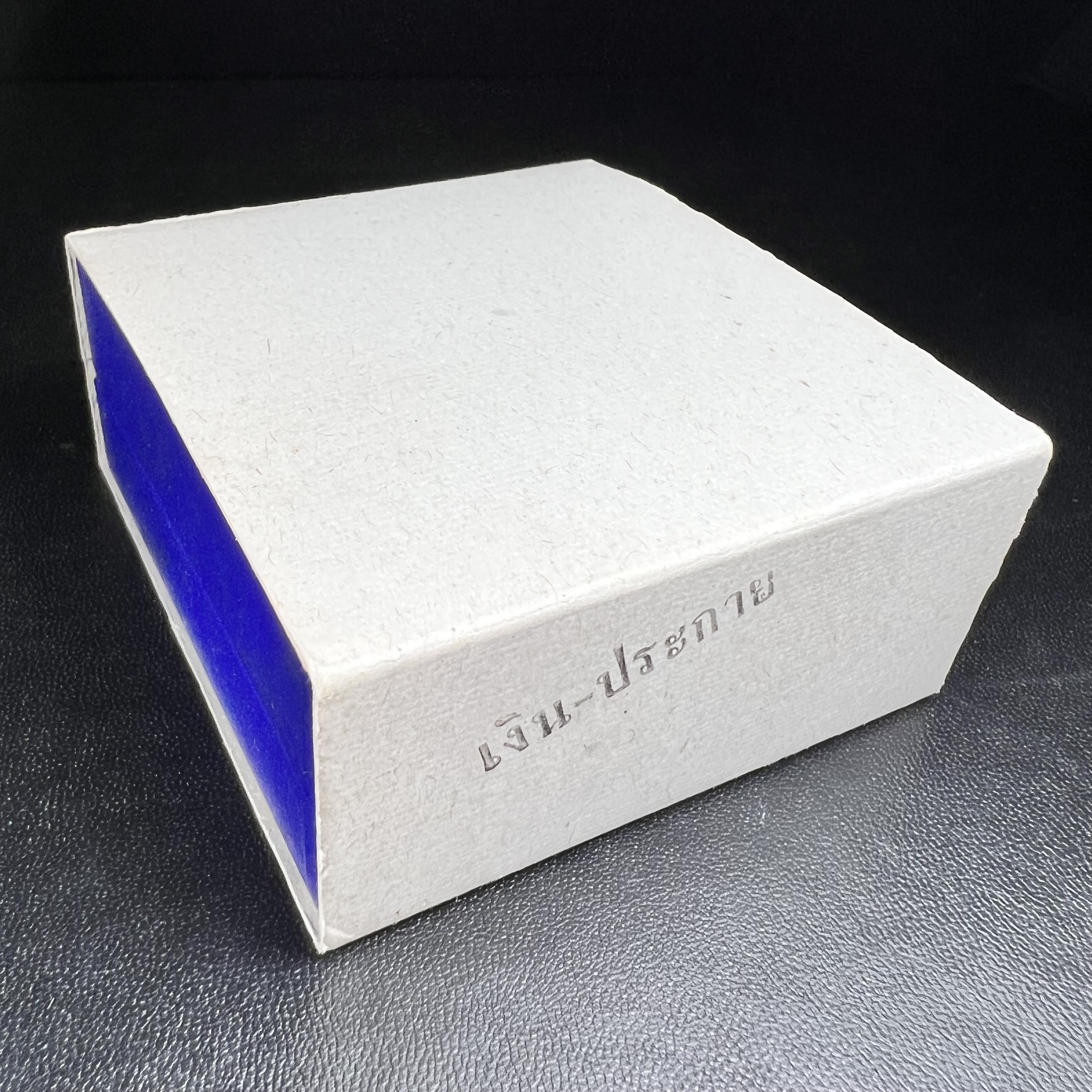 พระพุทธกาญจนพรสยามภูมิ ภปร. ปี 2539 เนื้อเงินพื้นทรายประกาย(ผิวเดิมสวย) พิมพ์ทรงใบขนุน ขนาด3.2ซม. พระพุทธรูปประจำพระชนมวาร รัชกาลที่9 ทรงโปรดเกล้าให้วิทยาลัยป้องกันราชอาณาจักร(วปอ.)สร้างในวโรกาสทรงครองสิริราชสมบัติครบ50ปี พ.ศ.2539(1ใน5000องค์)