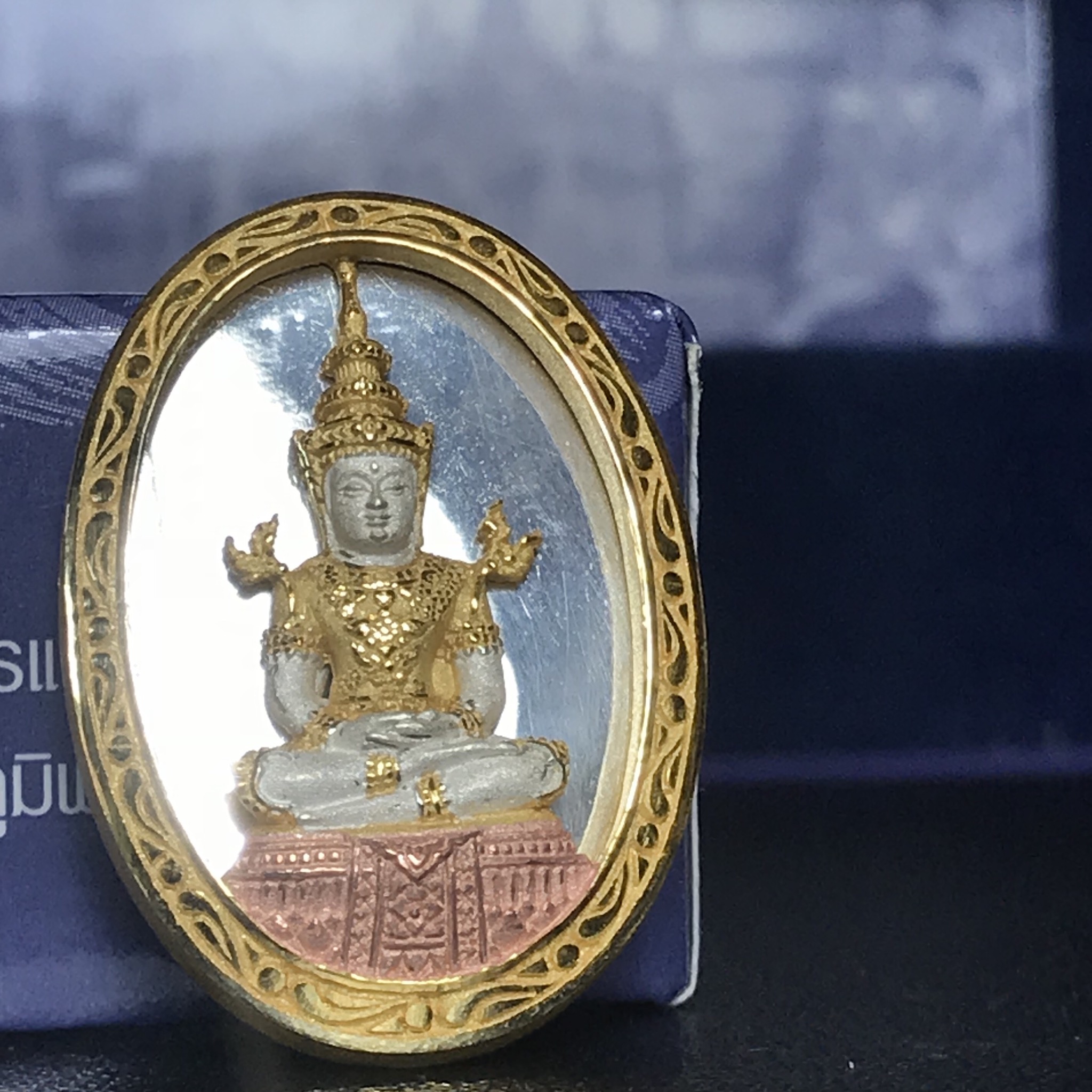 พระแก้วมรกต ภปร. ปี2547 จัดสร้างโดย รพ.ภูมิพลฯ เนื้อเงิน(3 กษัตริย์)เหรียญทรงกลมรี(1ใน3000องค์)