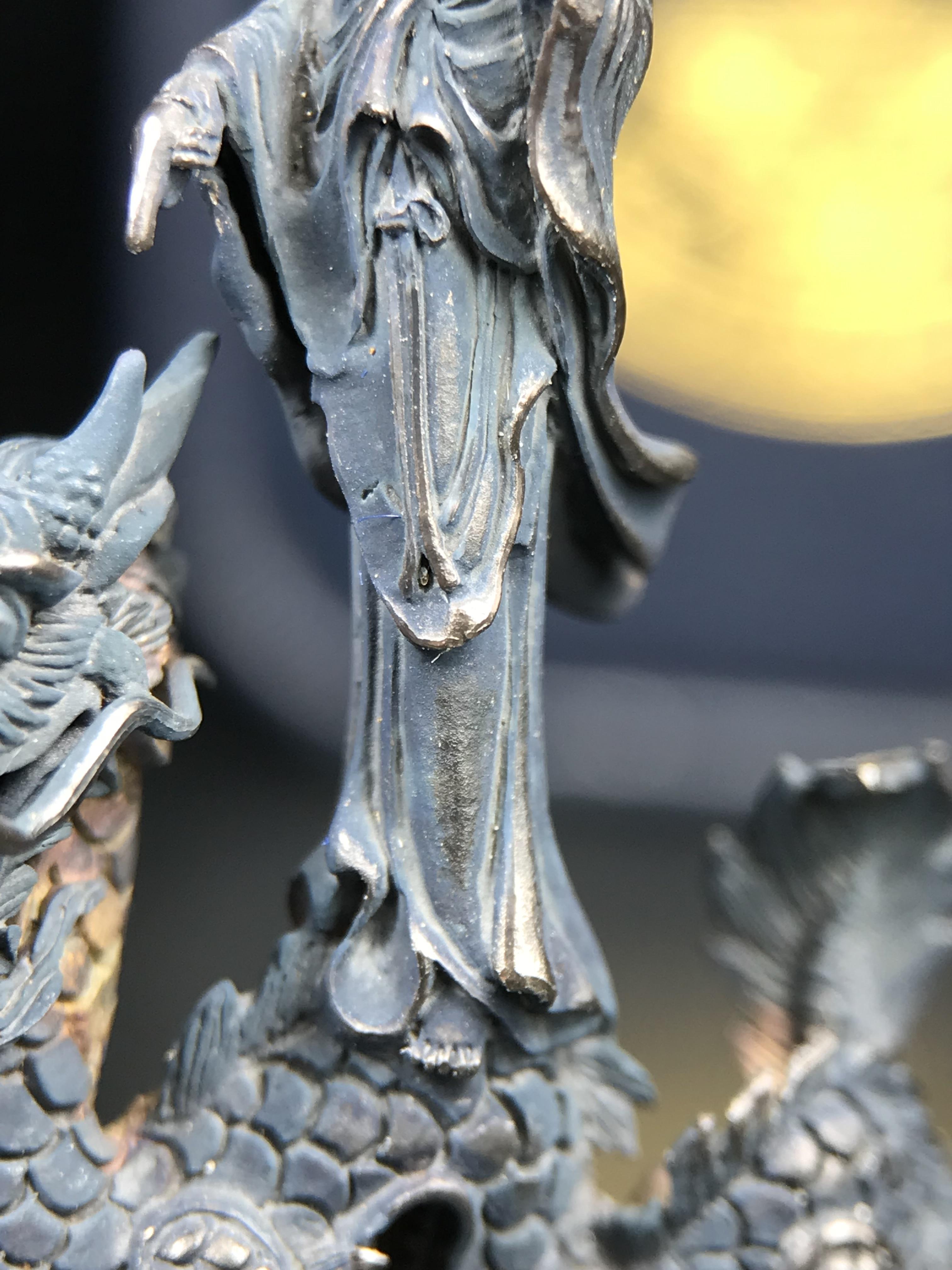 รูปหล่อลอยองค์พระโพธิสัตว์กวนอิม ทรงประทับมังกร จ.ระนอง ปี 2539 เนื้อเงิน พิมพ์ใหญ่(ผิวกลับดำทูโทนเข้มขลังสวยงามมีเสน่ห์)(สภาพผิวเดิม)(เสน่ห์พระเนื้อเงินสีสันที่ธรรมชาติสรรค์สร้าง)เฉลิมฉลองในวโรกาสที่พระบาทสมเด็จพระเจ้าอยู่หัวทรงครองสิริราชสมบัติครบ50ปี