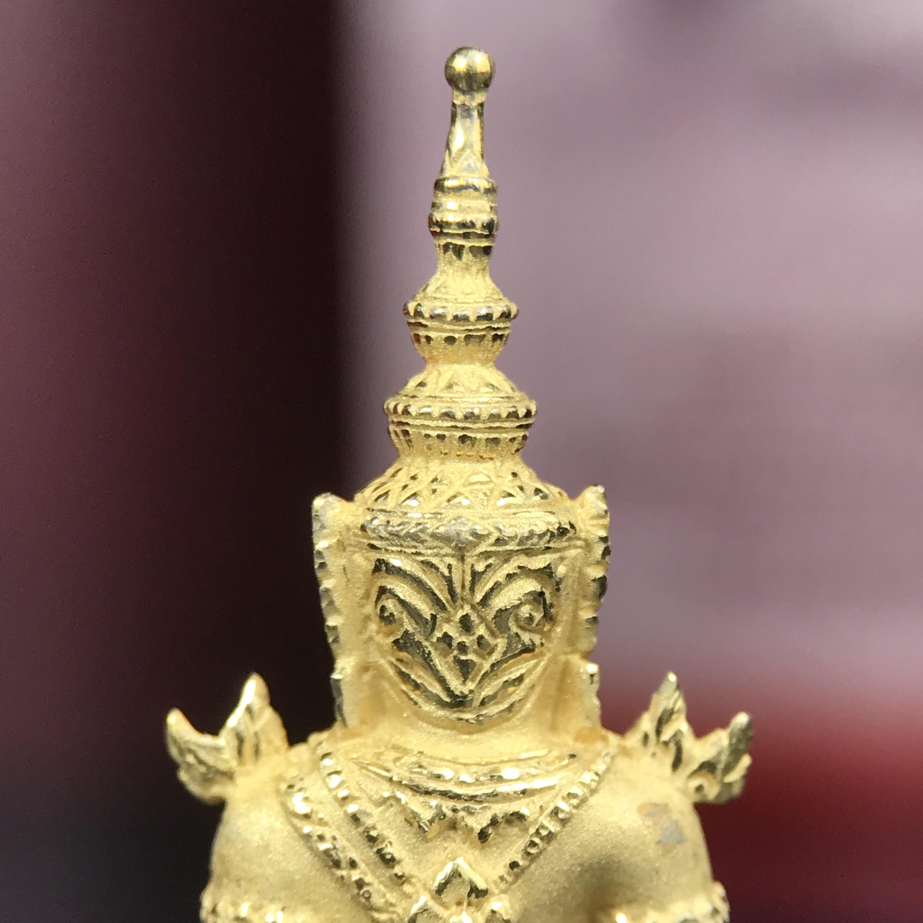 พระแก้วมรกต ภปร.(รุ่นแรก) ปี2545 จัดสร้างในมหาวโรกาส พระบาทสมเด็จพระเจ้าอยู่หัวรัชกาลที่ 9 ครบรอบ 75 พรรษา และฉลองกรุงรัตนโกสินทร์ครบ 220 ปี พิมพ์ลอยองค์ใหญ่ เนื้อเงินบริสุทธิ์ 92.5%(สามกษัตริย์) ขนาด 19*35 มม. พร้อมกล่อง สวยครบสมบูรณ์(องค์หมายเลข ๑๒๑๒)