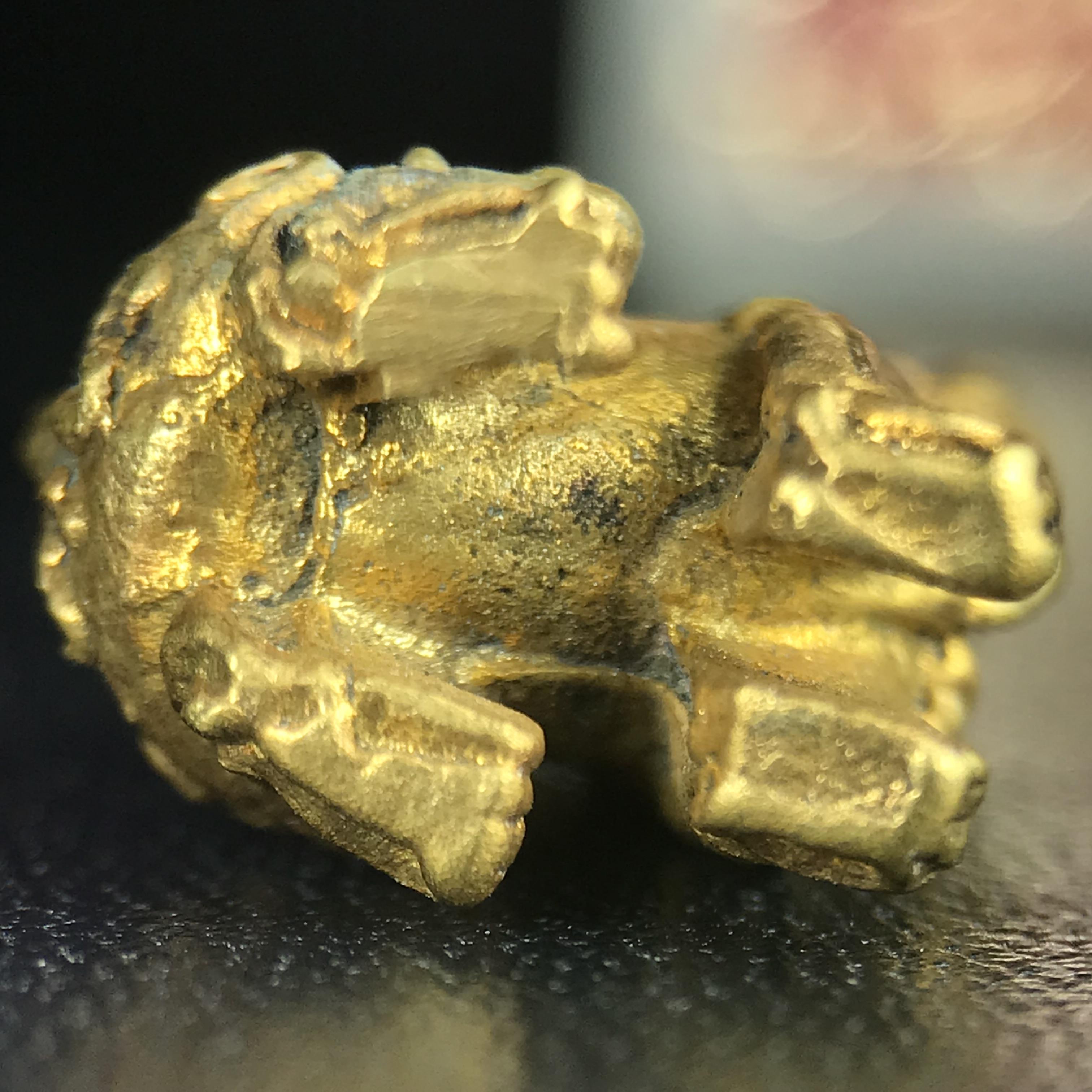 สิงห์เจ้าพ่อดำ วัดบุพพาราม จ.เชียงใหม่ ปี 2518 เนื้อกะไหล่ทอง(ตอก 2 โค๊ต)หายาก(สภาพผิวเดิมสวยเดิมกล่องครบ) สิงห์รุ่นนี้มีพิธีดีมีเกจิอาจารย์ที่ร่วมปลุกเสกมากมาย****เครื่องราง ที่พระบาทสมเด็จพระเจ้าอยุ่รัชกาลที่ ๙ ทรงเสด็จฯประกอบพิธีด้วยพระองค์เอง