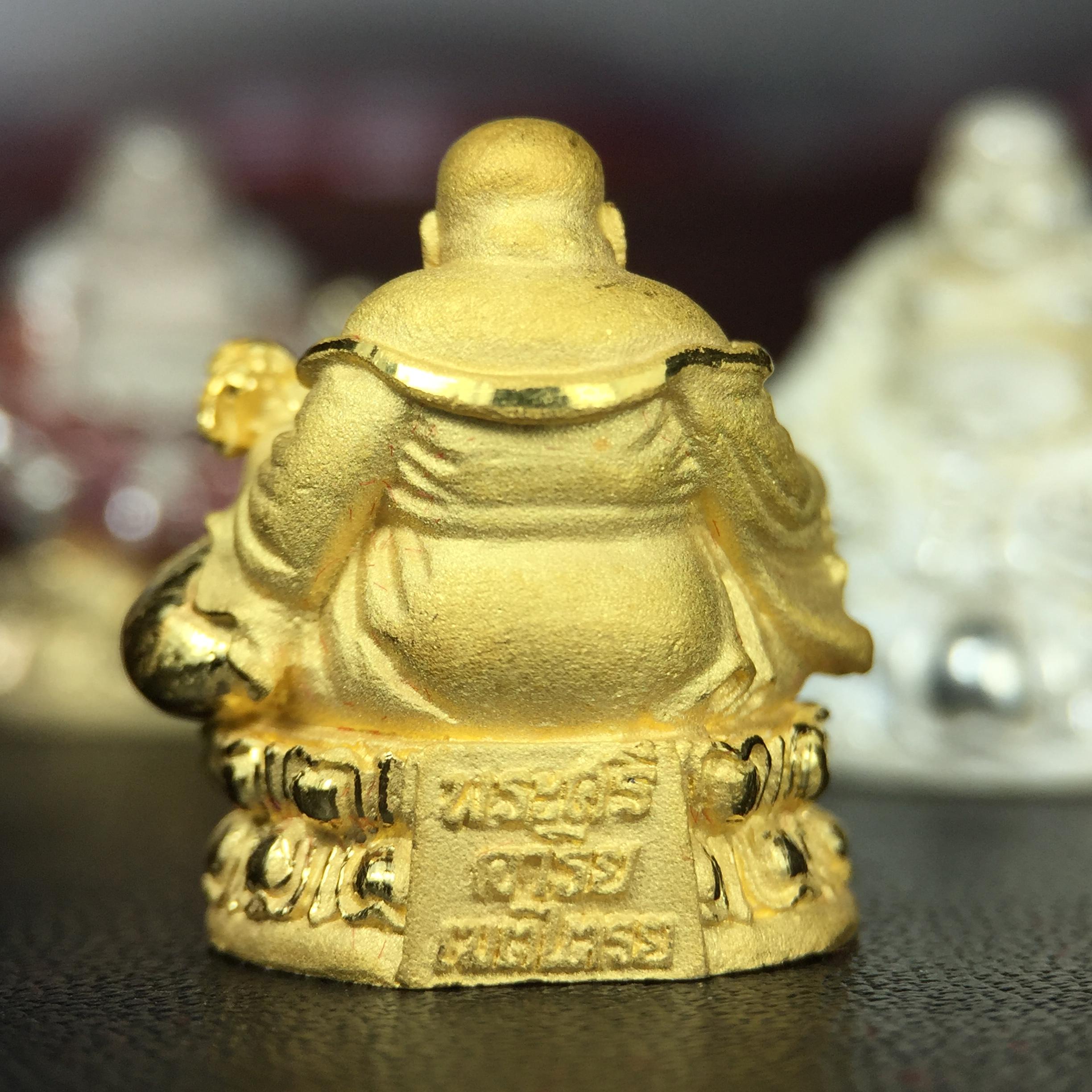 รูปหล่อลอยองค์ พระศรีอริยะเมตตรัยโพธิสัตว์(พระสังกัจจายน์)ชุดทองคำ(เนื้อทองคำ(15.44 กรัม)+เนื้อเงินสามกษัตริย์+เนื้อเงิน) โครงการสร้าง พระศรีอริยะเมตตรัยมหาโพธิสัตว์ น้อมถวายพระบาทสมเด็จพระเจ้าอยู่หัว ทรงครองศิริราชสมบัติครบ 50 ปี วัดโพธิ์แมนคุณาราม