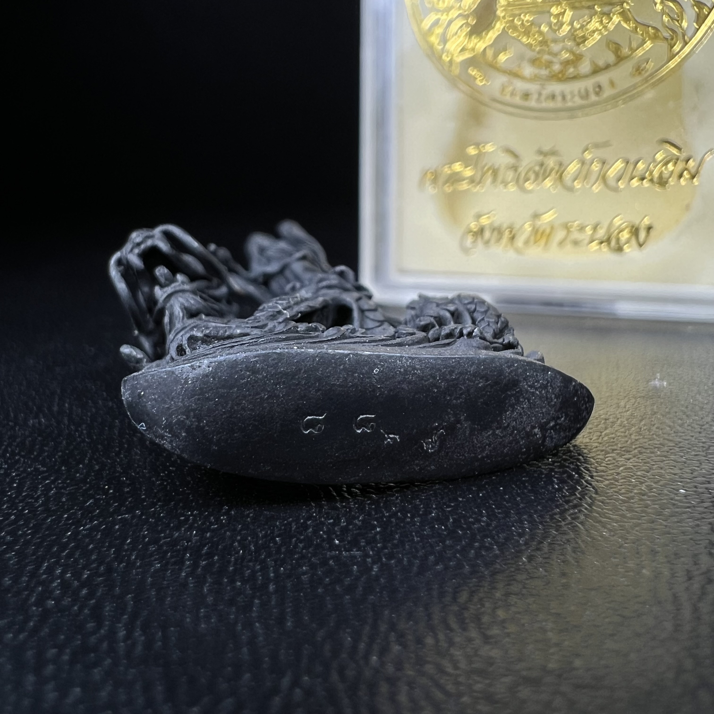 รูปหล่อลอยองค์พระโพธิสัตว์กวนอิม ทรงประทับมังกร จ.ระนอง พ.ศ.2539 เนื้อนวโลหะ พิมพ์ใหญ่(สวยงดงาม เข้มขลัง ทรงคุณค่า) เฉลิมฉลองในวโรกาสที่พระบาทสมเด็จพระเจ้าอยู่หัวทรงครองสิริราชสมบัติครบ 50 ปี(องค์หมายเลข๘๘๖๗)