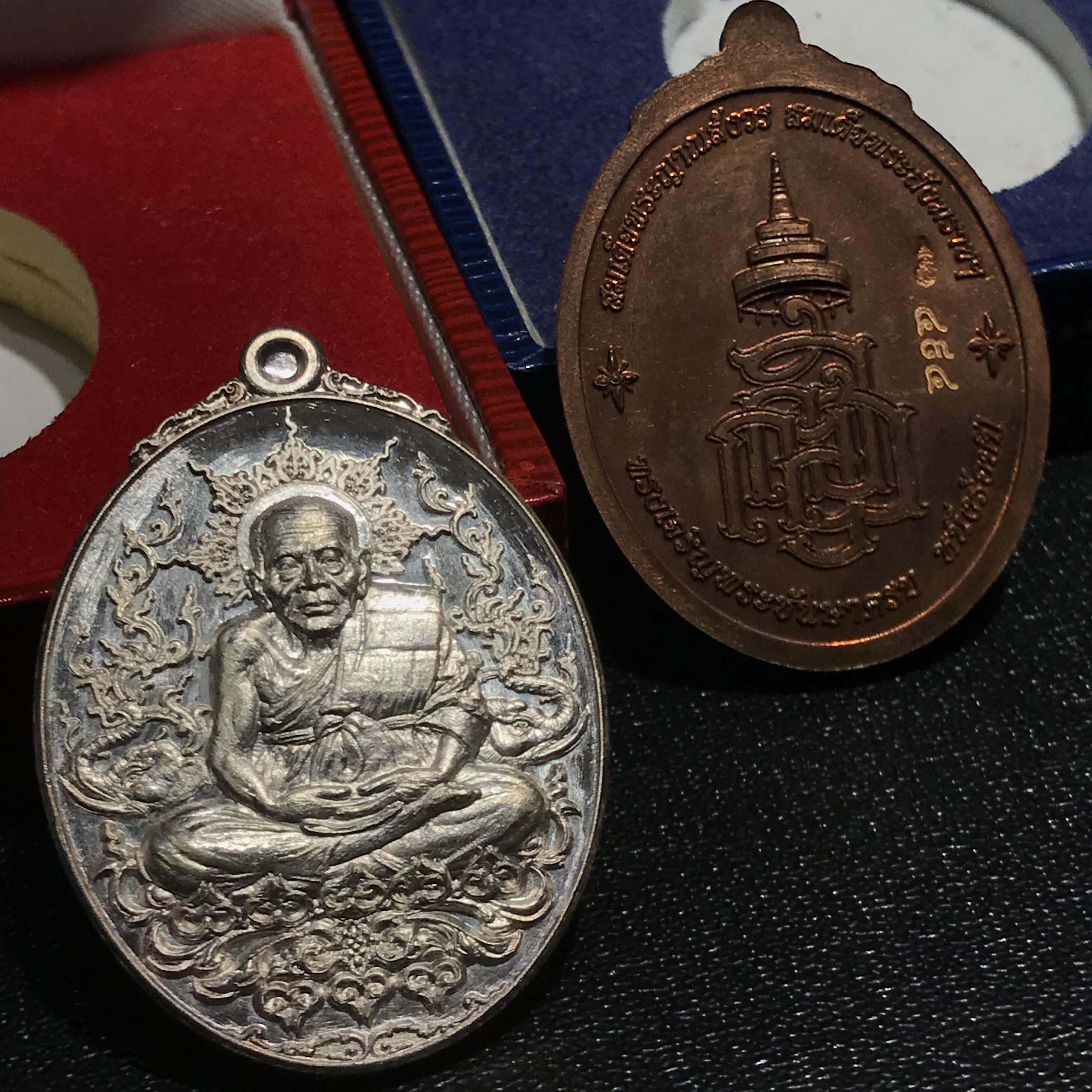 เหรียญหลวงปู่ทวด ญสส. ทรงเจริญพระชันษาครบ 100 ปี สมเด็จพระสังฆราชฯ ปี2556 เนื้อเงิน+เนื้อนวโลหะ(หายากสร้างน้อย)