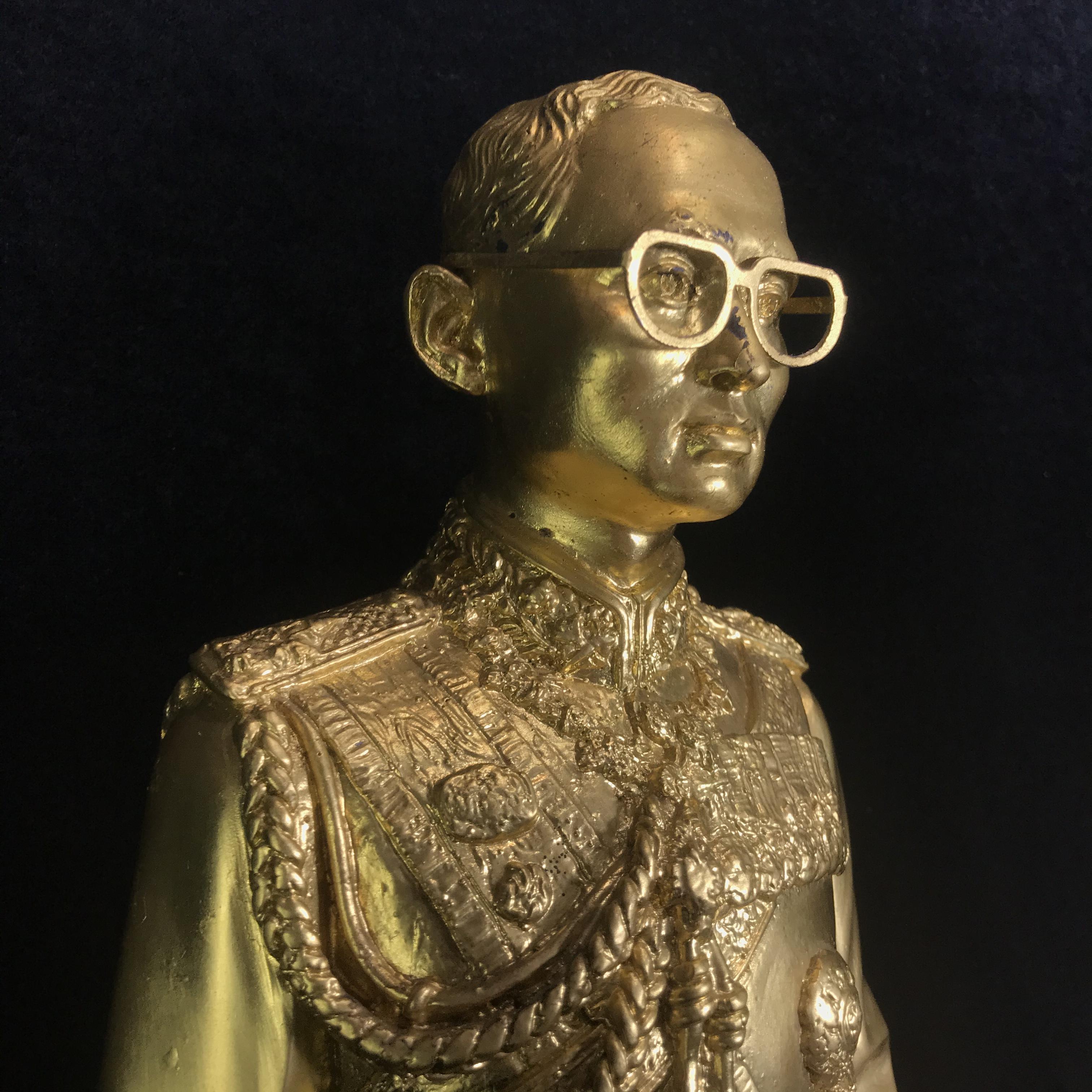 พระบรมรูปหล่อในหลวงรัชการที่ 9 โดยพระบรมราชานุญาต ที่ระลึกโครงการจัดสร้างโรงพยาบาลราชพิพัฒน์ ในมหามงคลวโรกาสพระราชพิธีกาญจนาภิเษก ทรงครองสิริราชสมบัติครบ 50 ปี พ.ศ.2539 (พิธีใหญ่ปลุกเสกวัดพระแก้ว)