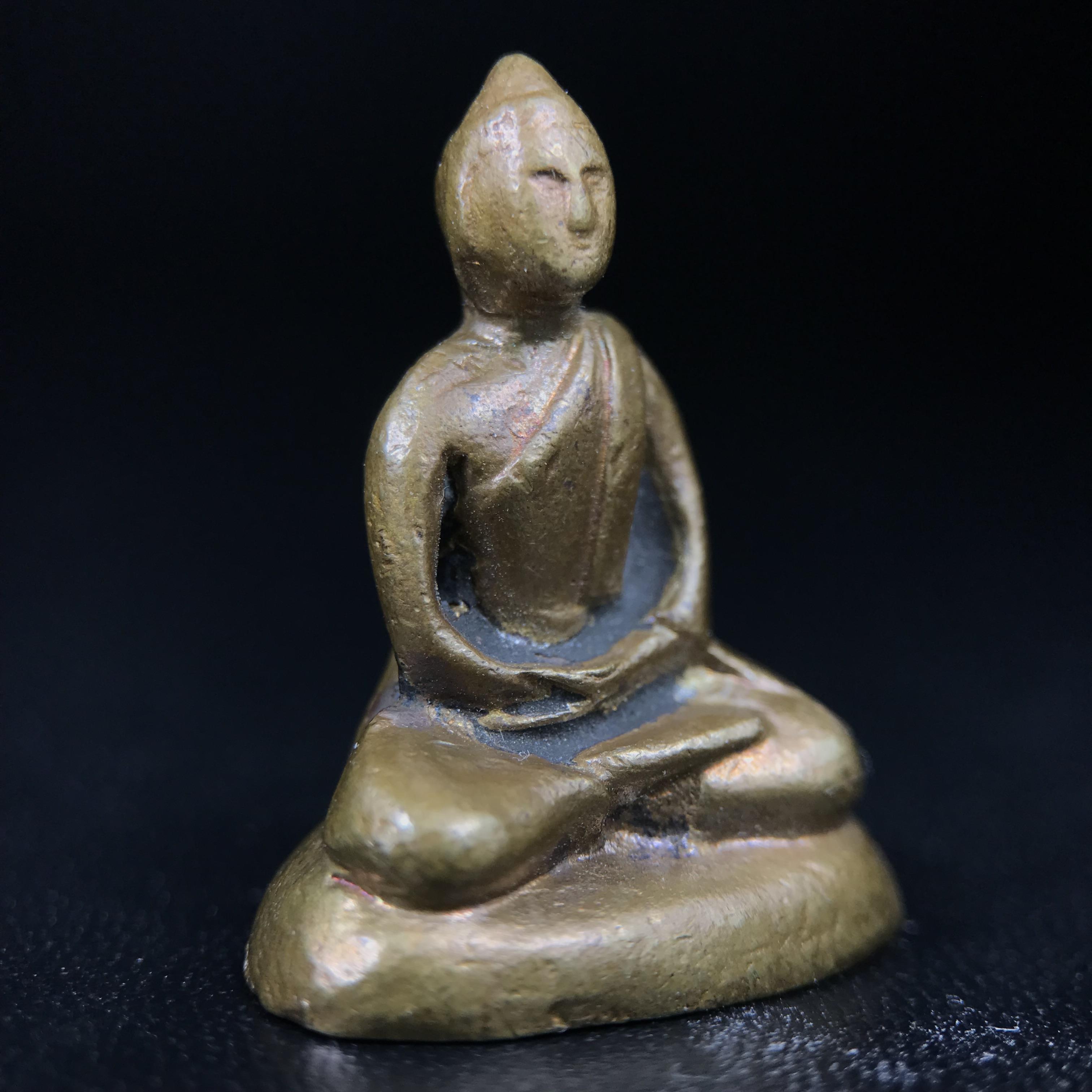 พระกริ่งฝีพระหัตถ์สมเด็จย่า ขนาดห้อยบูชาขนาดเล็ก จัดสร้างขึ้นเนื่องในวาระครบ 6 รอบ เมื่อวันที่21 ตุลาคม พ.ศ.2515(ในหลวงรัชกาลที่ 9 เสด็จพระราชดำเนินทรงเททอง)ปลุกเสกยิ่งใหญ่ เกจิ 108 รูป ร่วมปลุกเสก คัดสภาพสวยแบบนี้พบเจอน้อยมาก หมายเลขต้นๆหลักร้อย หายากมาก