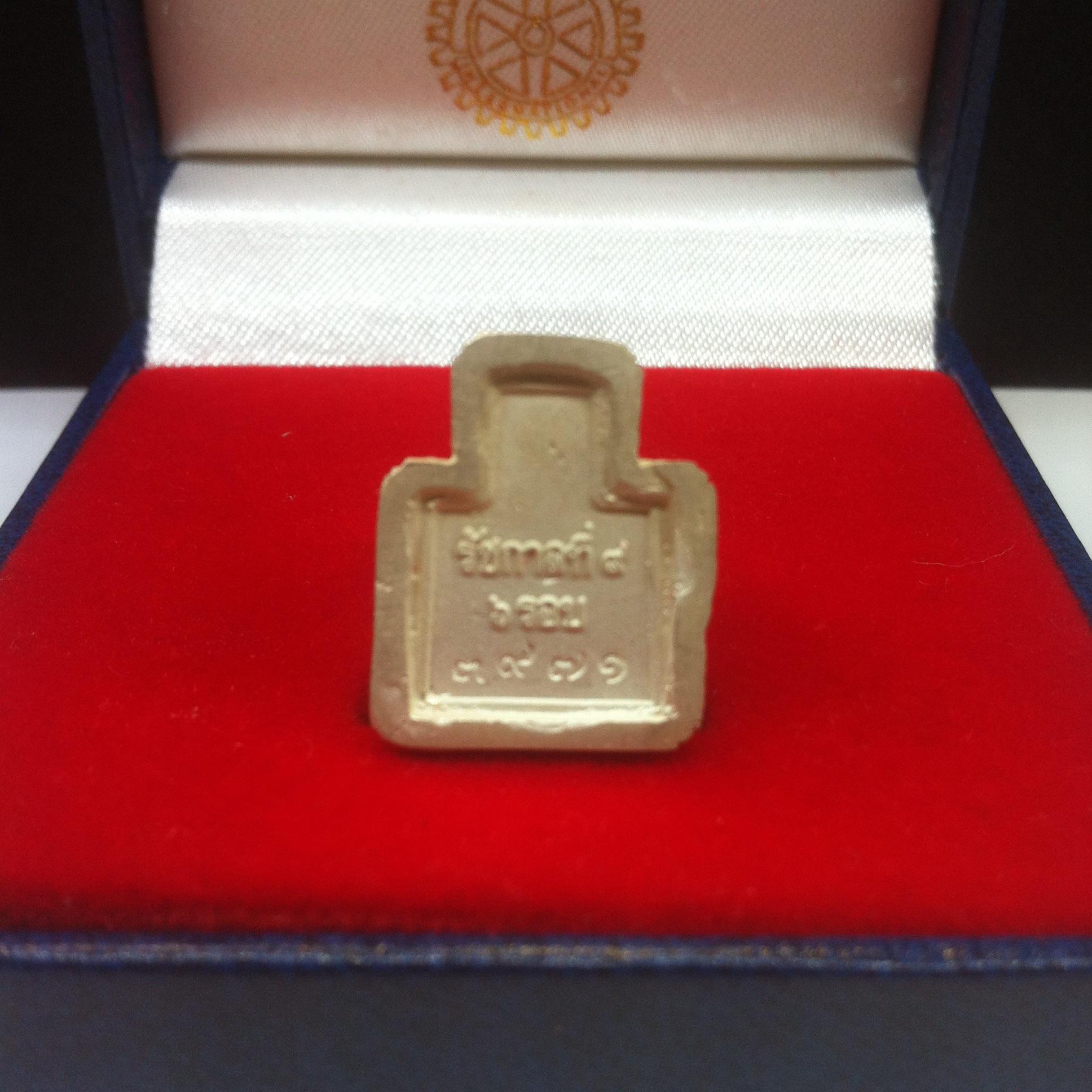 พระบรมรูปหล่อนั่งบัลลังก์ พระบาทสมเด็จพระเจ้าอยู่หัวภูมิพลอดุลยเดช มหาราช เนื้อเงิน 6รอบ วัดบวรนิเวศราชวรวิหาร