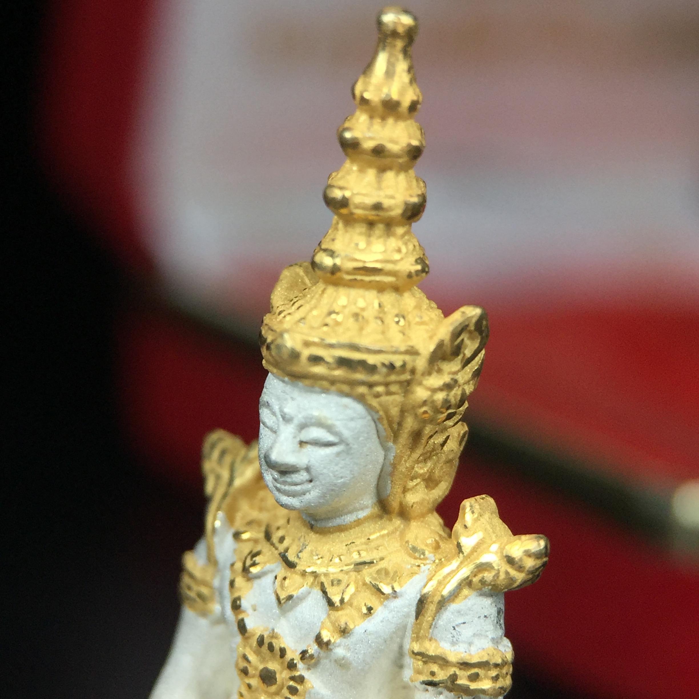 พระพุทธมหามณีรัตนปฏิมากร (พระแก้วมรกต) มหาจุฬาลงกรณราชวิทยาลัย(มจร.) วังน้อย พระนครศรีอยุธยา ปี 2543 พิธีมหาพุทธาภิเษก ณ วัดพระศรีรัตนศาสดาราม (วัดพระแก้ว) ในพระบรมมหาราชวัง เนื้อเงินสามกษัตริย์ (ตอกโค๊ตหมายเลข 181)