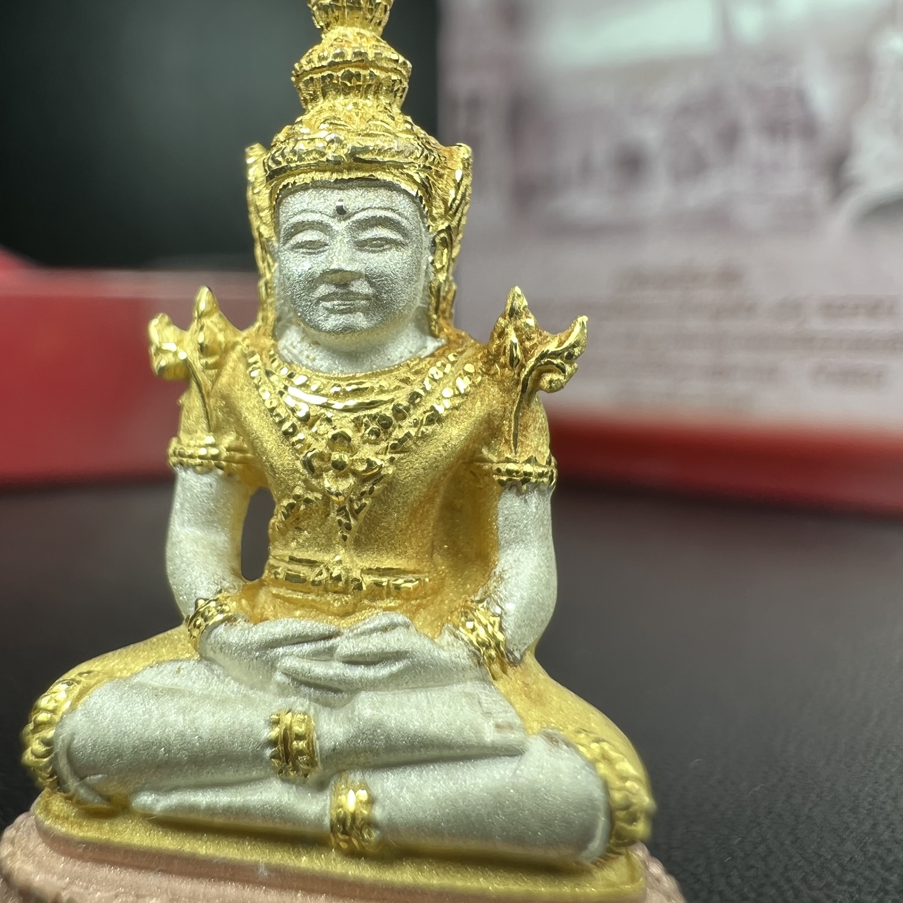 พระแก้วมรกต ภปร.(รุ่นแรก) ปี2545 รุ่นฉลองกรุงรัตนโกสินทร์ครบ 220 ปี พิมพ์ลอยองค์ใหญ่ เนื้อเงินบริสุทธิ์ 92.5% (สามกษัตริย์) ขนาด 19*35 มม. พร้อมกล่องบรรจุดิม สวยครบสมบูรณ์