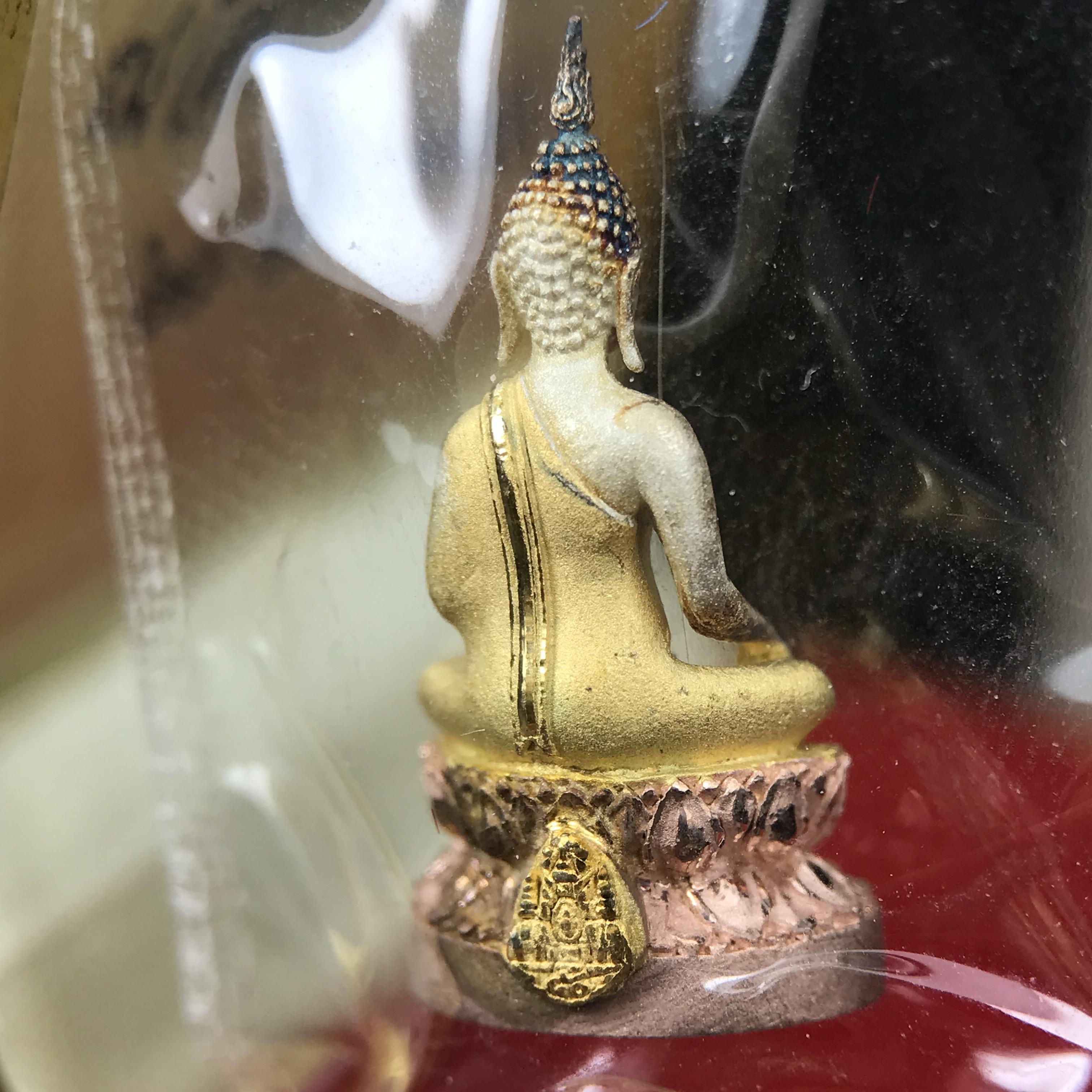 พระชัยวัฒน์พระพุทธนวราชบพิตร ครองสิริราชสมบัติครบ 50 ปี พ.ศ.2540 ขนาดสูง 1.9 ซม. เนื้อเงินสามกษัตริย์(ผิวเดิม)(ซีนซองเดิม) พร้อมกล่องบรรจุเดิมครบสมบูรณ์ 1ใน 9500 องค์(พุทธนวราชบพิตร นิมิตรหมายแห่งความสามัคคี ด้วยไมตรีแห่งองค์พระภูมิพล)