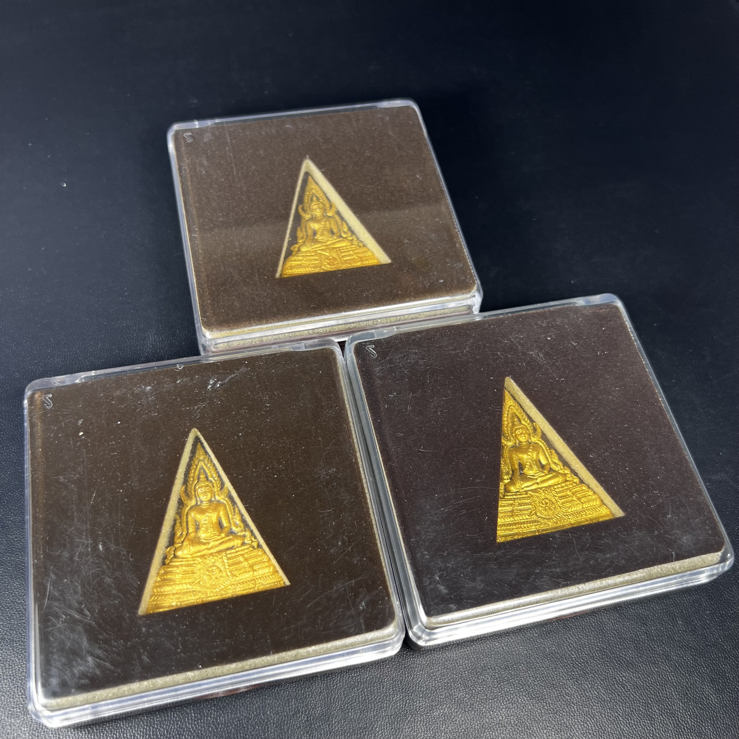 พระพุทธชินราช ภปร. โครงการ "เพราะแผ่นดินนี้ คือ แผ่นดินเกิด" ปี 2548(รุ่นแรก) พระผงหลัง ภ.ป.ร. (ทองคำ(หนัก 1.1 กรัม)+เงิน+ทองแดง(ครบชุดรวม 3 องค์) (พระราชทานเส้นพระเจ้า (เส้นผม)และมวลสารจิตรลดา)