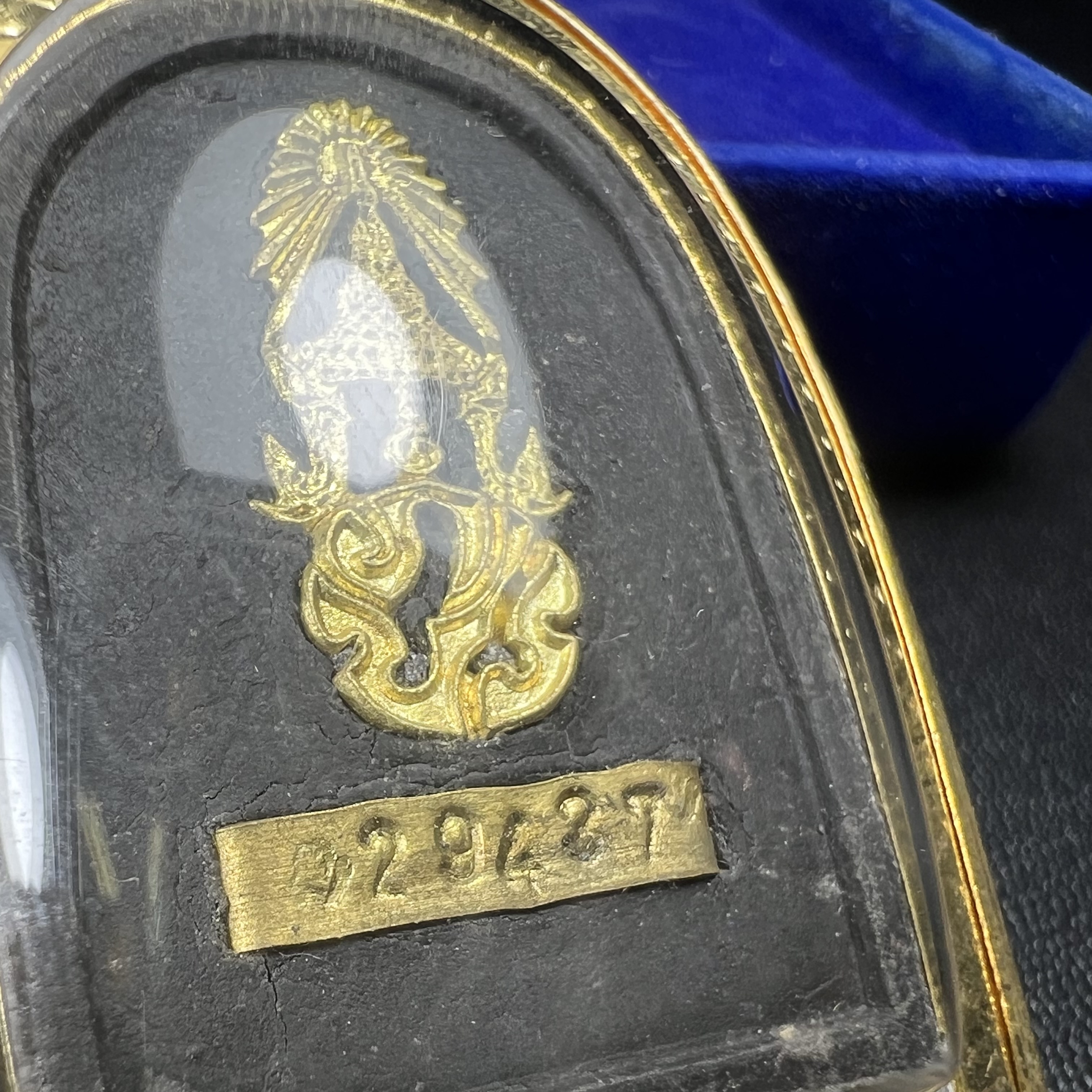 พระคู่ชุดของขวัญ พระหลวงปู่ทวด ภปร.ปี2547 ทรงกลีบบัวและกลีบขนุน(พิมพ์เตารีดและพิมพ์พระรอด)(ชนวนเก่า)เนื้อว่านด้านหลังมี ภปร. เป็นโลหะผสมสูง 3.3ซม.พิธีใหญ่ มวลสารดี ปลุกเสกวัดพระแก้ว(พร้อมกล่องบรรจุเดิม งานเลี่ยมกรอบเดิมจากผู้จัดสร้างห่อหุ้มด้วยทองนพเกล้า)