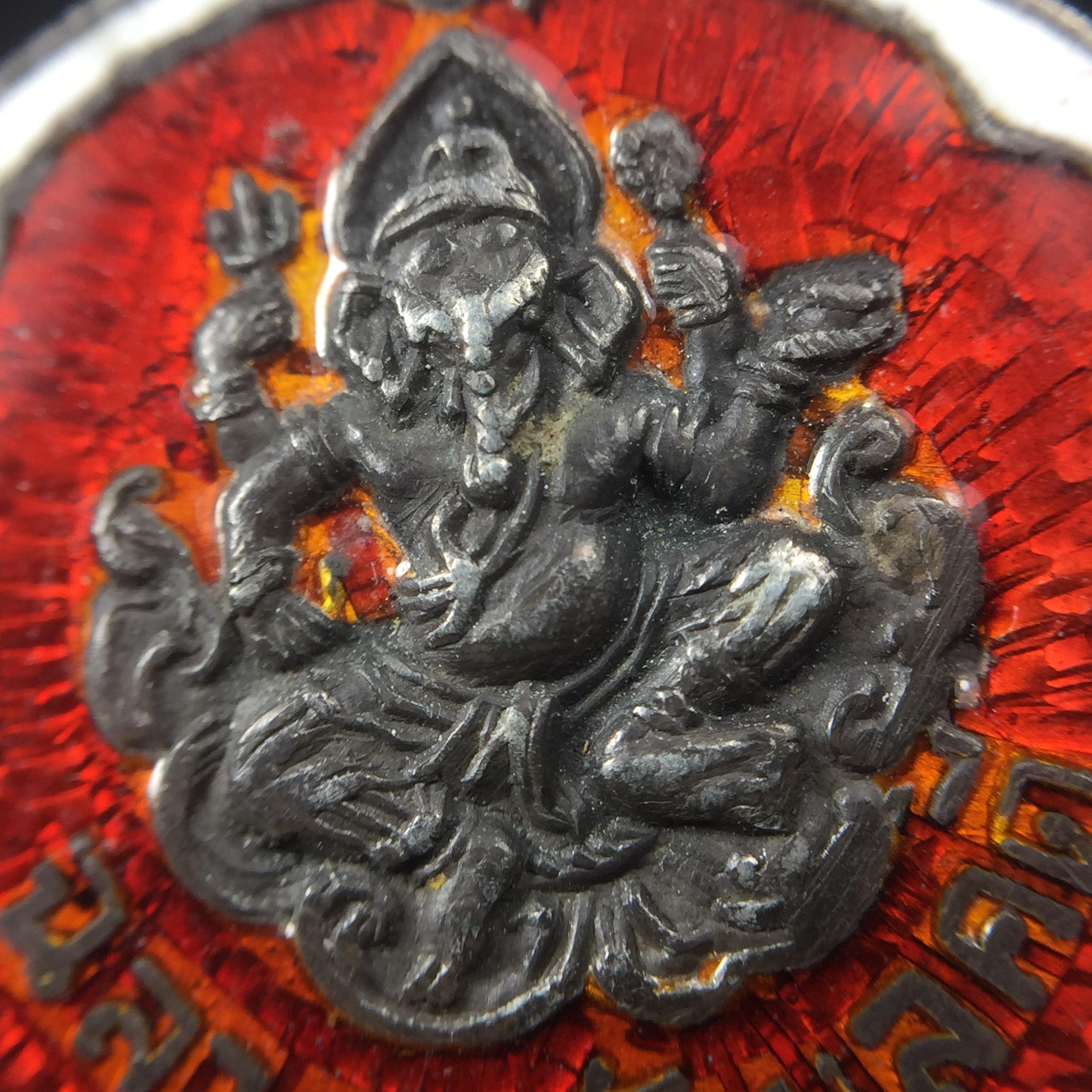 เหรียญพระพิฆเนศวร ปี 2513 จัดสร้างโดย "ท่านอาจารย์ ฉลาด เค้ามูลคดี" เนื้อเงินลงยา(สภาพสวยเดิม ผิวเงินเดิม ผิวลงยาติดเต็มไม่มีกระเทาะ)พิธีใหญ่เป็นเหรียญที่อยู่ในความนิยมสะสมของกลุ่มดารา ศิลปิน หายาก