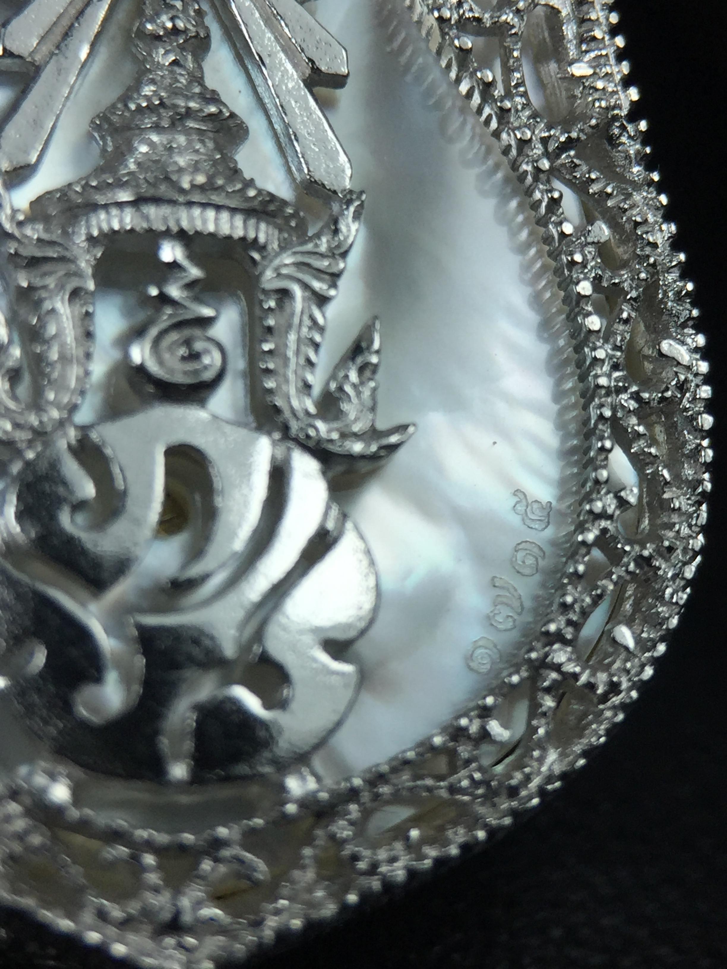 พระพุทธชินราช ภปร. โครงการ "เพราะแผ่นดินนี้ คือ แผ่นดินเกิด" ปี2548(รุ่นแรก) เหรียญทรงเสมา ขนาด 21 x 29 มม.เนื้อเงินสามกษัตริย์ องค์พระชุบสามกษัตริย์ ล้อมด้วยกรอบเงินชุบทองคำขาวสลักเสลาเป็นลวดลายละเอียดอ่อน ส่วนพื้นองค์พระเป็นเปลือกหอยมุขงดงาม