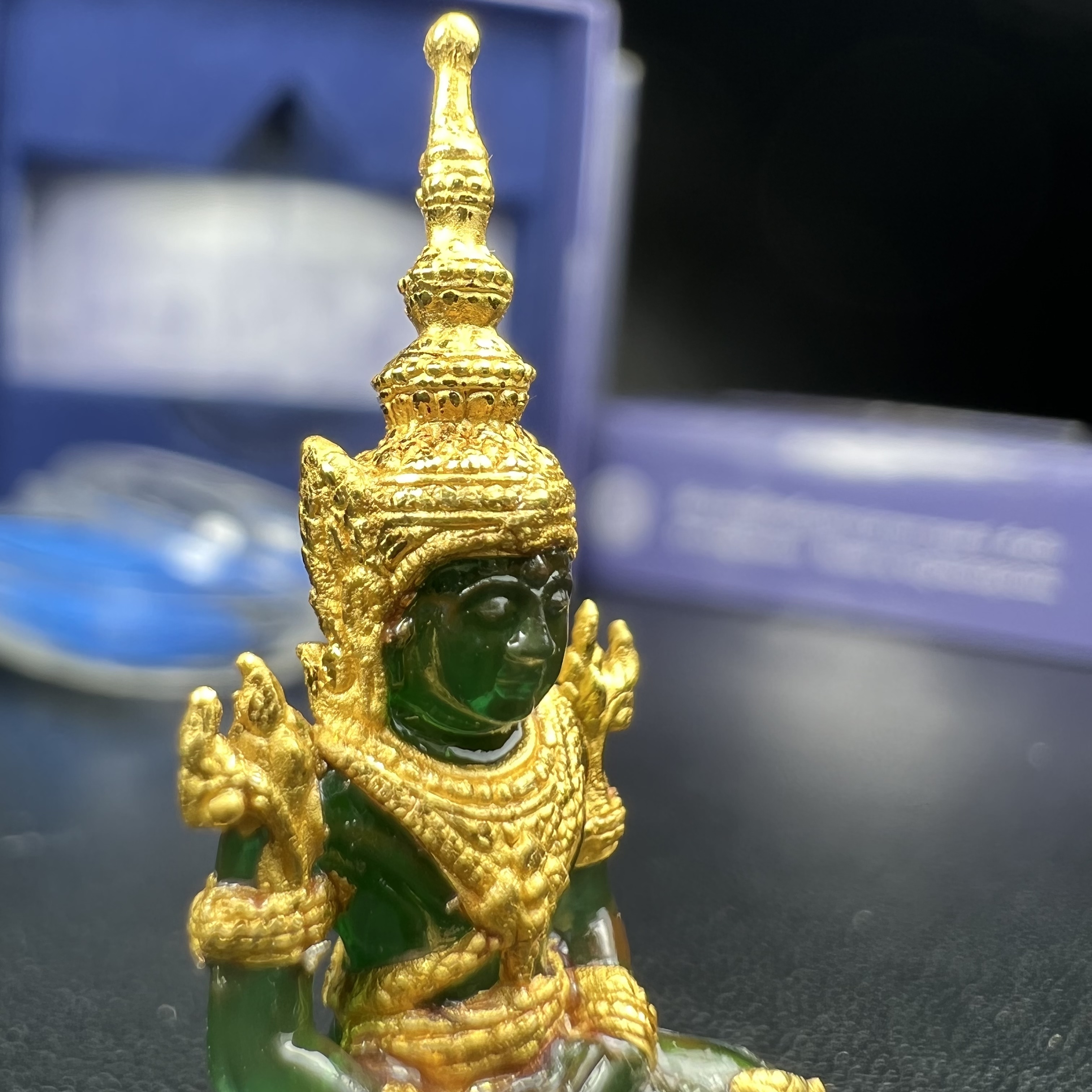 พระแก้วมรกต ภปร. จัดสร้างโดย รพ.ภูมิพลฯ ปี2547 ลอยองค์ขนาดหน้าตัก 1/2 นิ้ว เนื้อเรซิ่นหุ้มทองคำ99.99 งดงามทรงคุณค่าอีกหนึ่งรุ่นยอดนิยม หายาก