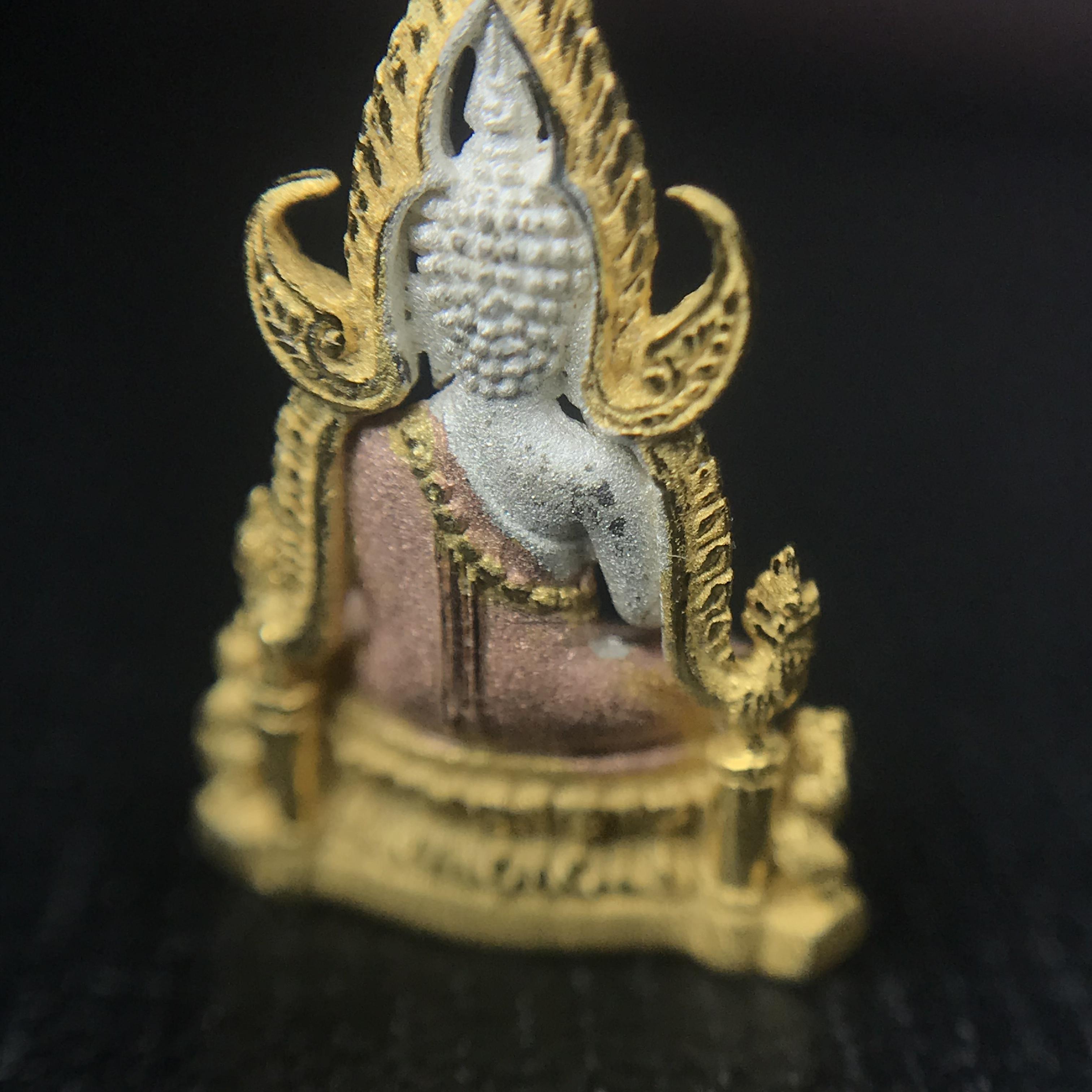 พระพุทธชินราช ภปร. โครงการ "เพราะแผ่นดินนี้ คือ แผ่นดินเกิด" ปี2548(รุ่นแรก) ลอยองค์ หน้าตัก 1/4 นิ้ว เนื้อเงินสามกษัตริย์(สภาพคัดสวย กล่องบรรจุเดิมครบ)