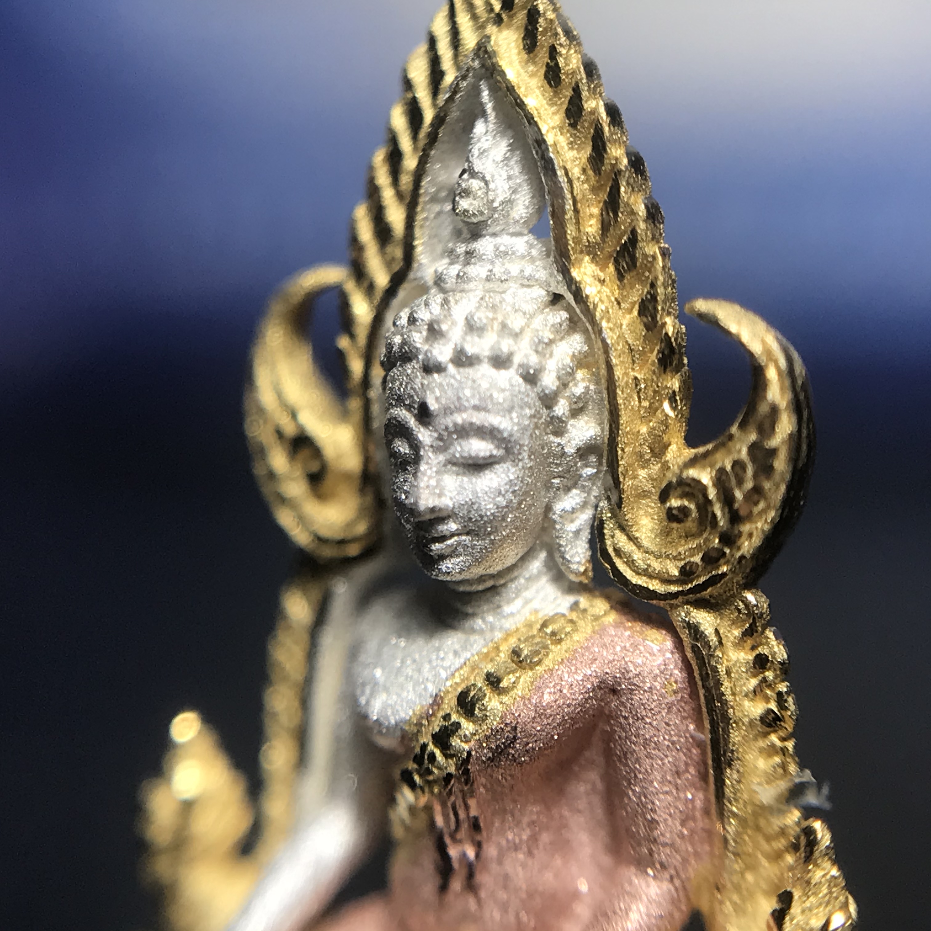 พระพุทธชินราช ภปร. โครงการ เพราะแผ่นดินนี้คือแผ่นดินเกิด เนื้อเงินชุบสามกษัตริย์ ปี2551 ขนาดหน้าตัก1/4นิ้ว (สวยงามหายาก)