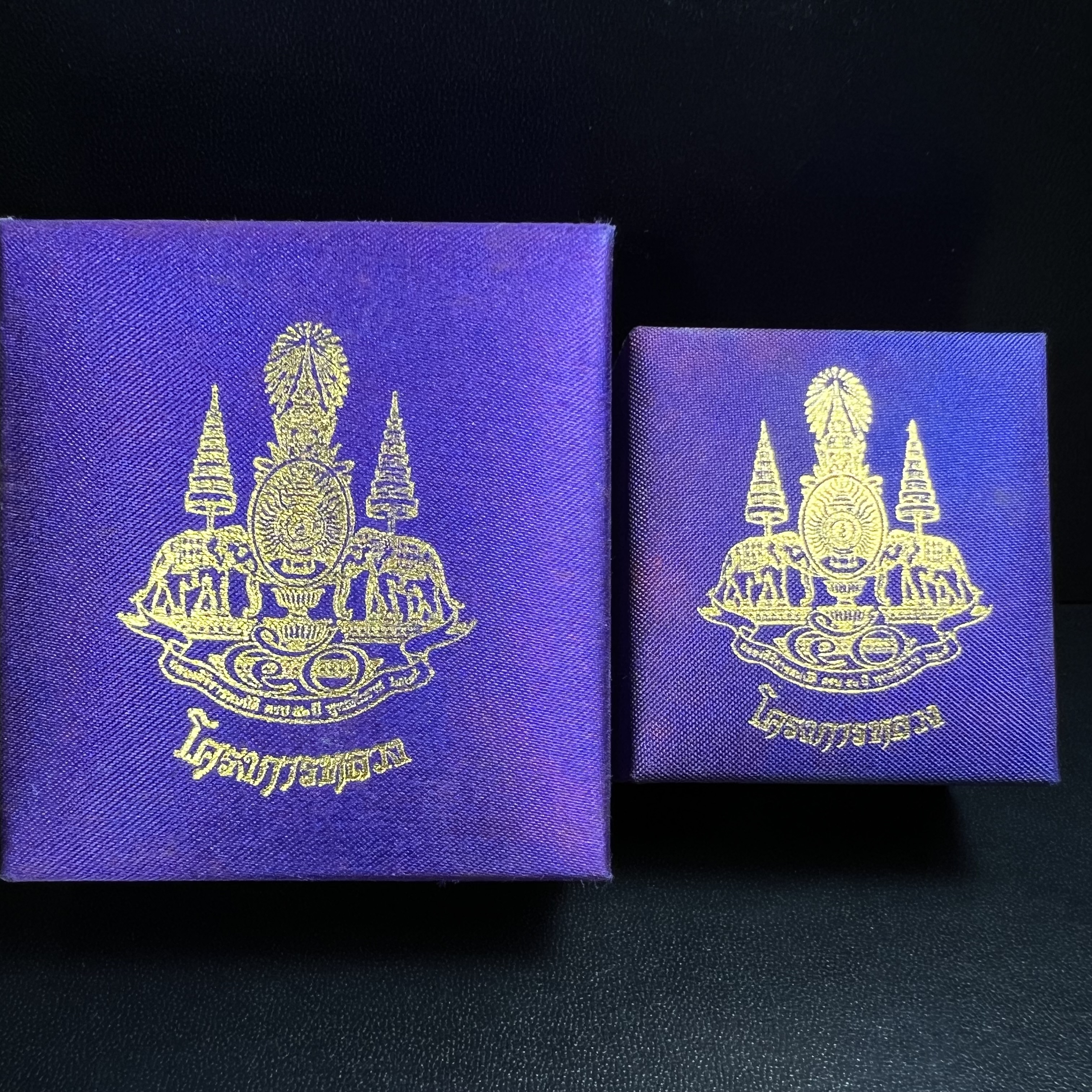 พระพุทธนวราชบพิตร พระพิมพ์จิตรลดา โครงการหลวง ปี2539 (พิมพ์ใหญ่+พิมพ์เล็ก) เนื้อเงินผิวเดิมขึ้นสีรุ่ง สวย แบบนิยมพร้อมกล่องบรรจุเดิม พิธีใหญ่ ปลุกเสกวัดพระแก้ว(1ชุด 2 องค์)