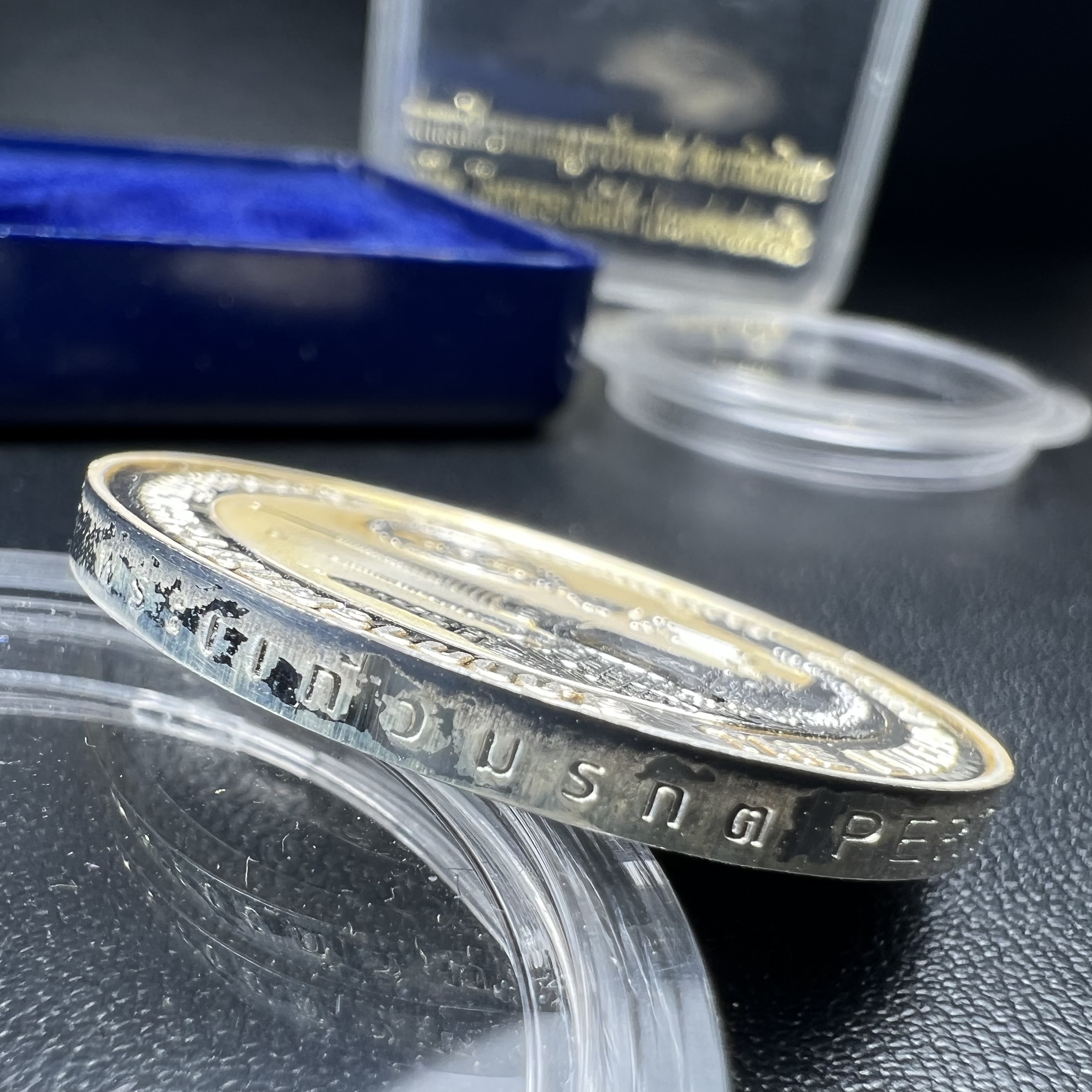 เหรียญพระแก้วมรกต ทรงเครื่องฤดูร้อน หลัง สธ.รุ่นเฉลิมพระเกียรติ สภาการศึกษามหามกุฏราชวิทยาลัย วิทยาเขตสิรินธรราชวิทยาลัย วัดบวรนิเวศวิหาร ปี 2537 เนื้อเงินขัดเงาสามมิติ 99.90%(หายากพบเจอน้อย) ขนาด 3.2 ซม. ผลิตโดย โรงงานกษาปณ์เพิร์ธ ประเทศออสเตรเลีย