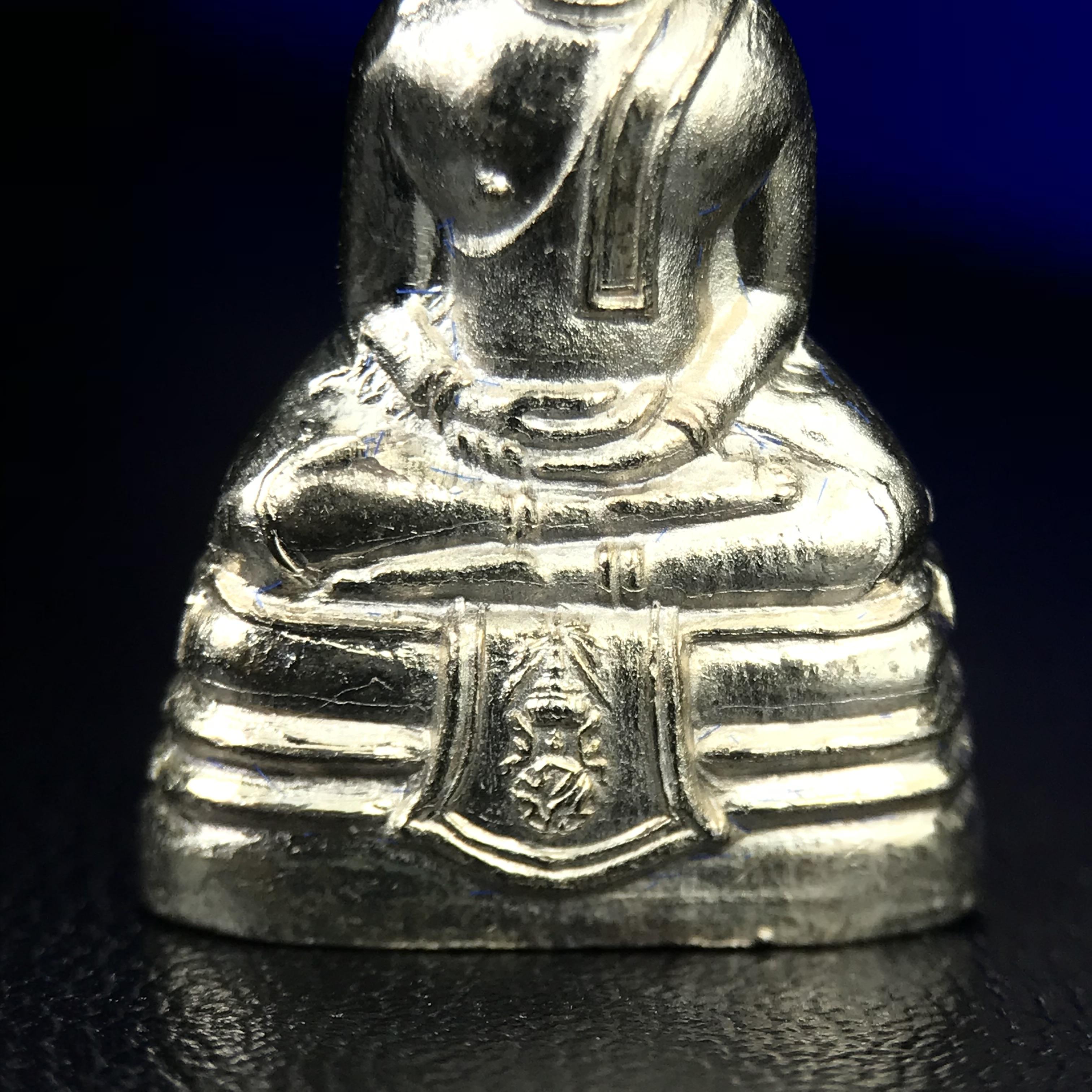 พระกริ่งหลวงพ่อโสธร ภปร. รุ่นกาญจนาภิเษก จัดสร้างในมงคลวโรกาสที่พระบาทสมเด็จพระเจ้าอยู่หัวรัชกาลที่9 เสด็จเถลิงถวัลย์สิริราชสมบัติ ครบ 50 ปี ในพุทธศักราช 2539 เนื้อเงิน(ผิวเดิมสวย)(พิธีใหญ่เข้มขลัง)1 ใน 9950 องค์