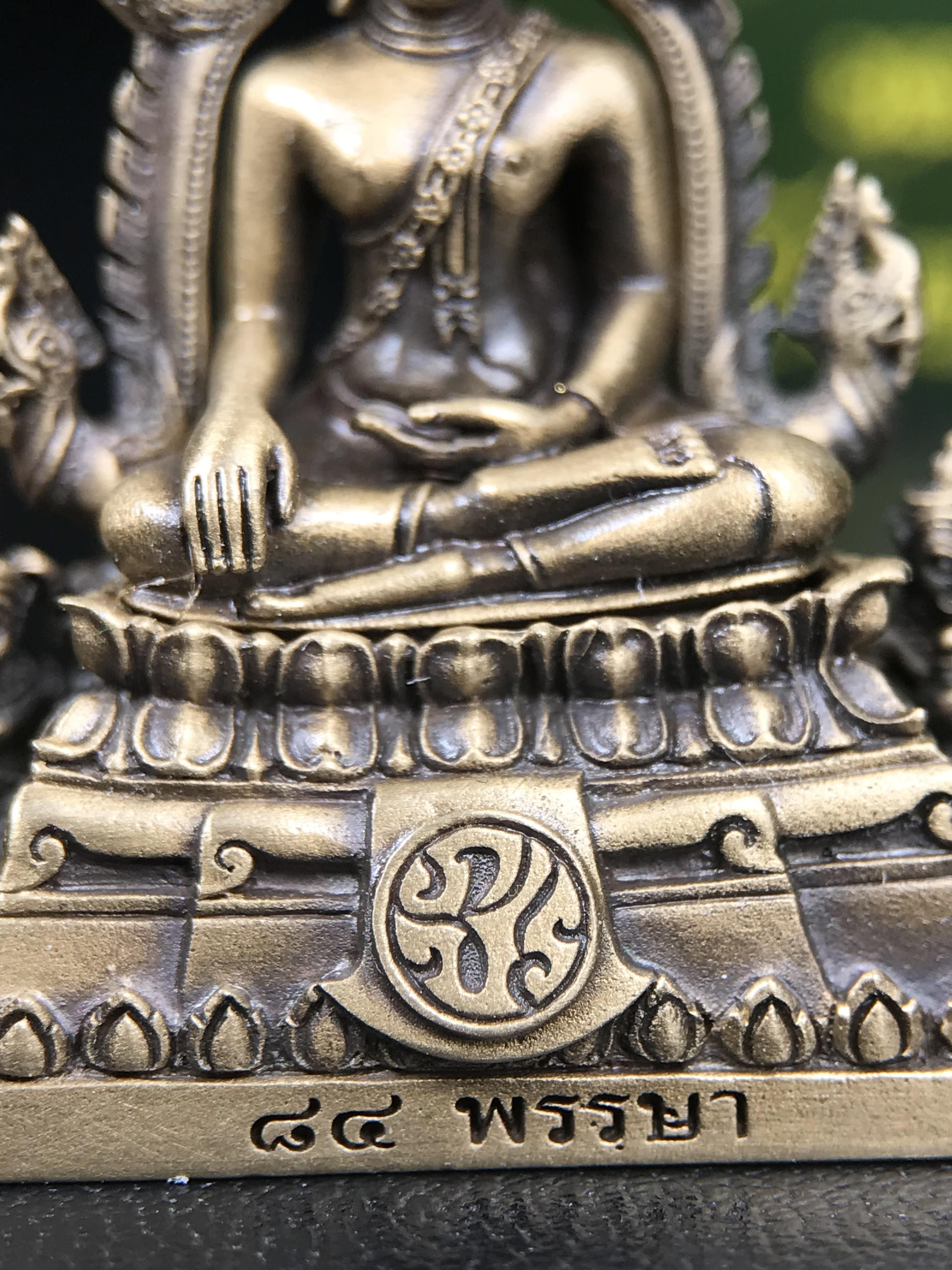 พระพุทธชินราช ภปร. 84 พรรษาในหลวงรัชกาลที่ 9 ปี 2554 พิมพ์กลางขนาดหน้าตัก 1/2 นิ้ว(สูง 3.8 ซม.) เนื้อบรอนซ์รมดำซาติน(สภาพผิวเดิมสวย) (พระราชทานมวลสาร จิตรลดาและเส้นพระเจ้า(เส้นผม)รัชกาลที่9)พุทธศิลป์ทรงคุณค่าอีกหนึ่งรุ่นยอดนิยม(องค์หมายเลข ๑๙๘๑)