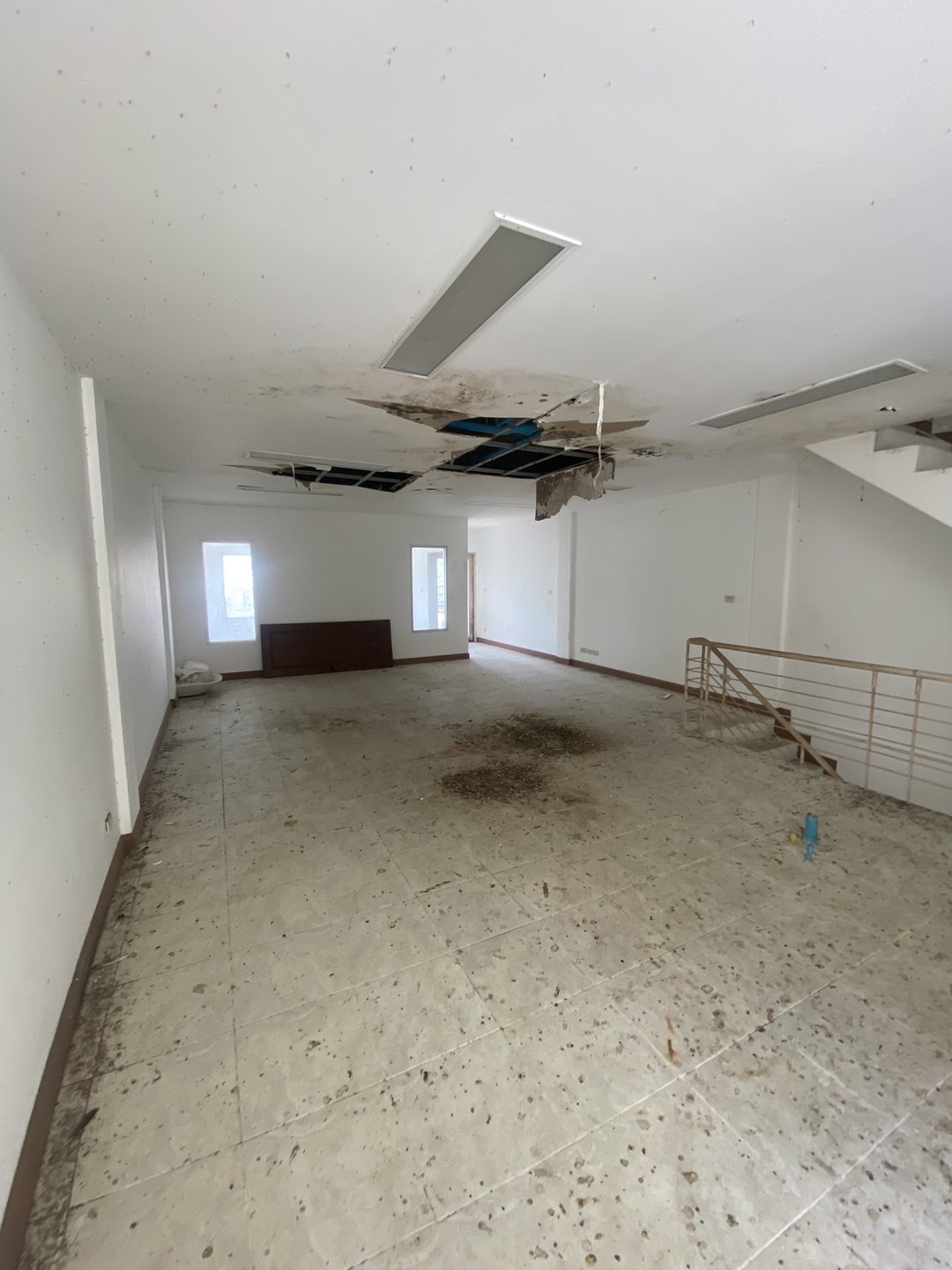 For Rent : Kohkaew, 3-Story commercial buildings, 2 Bedrooms