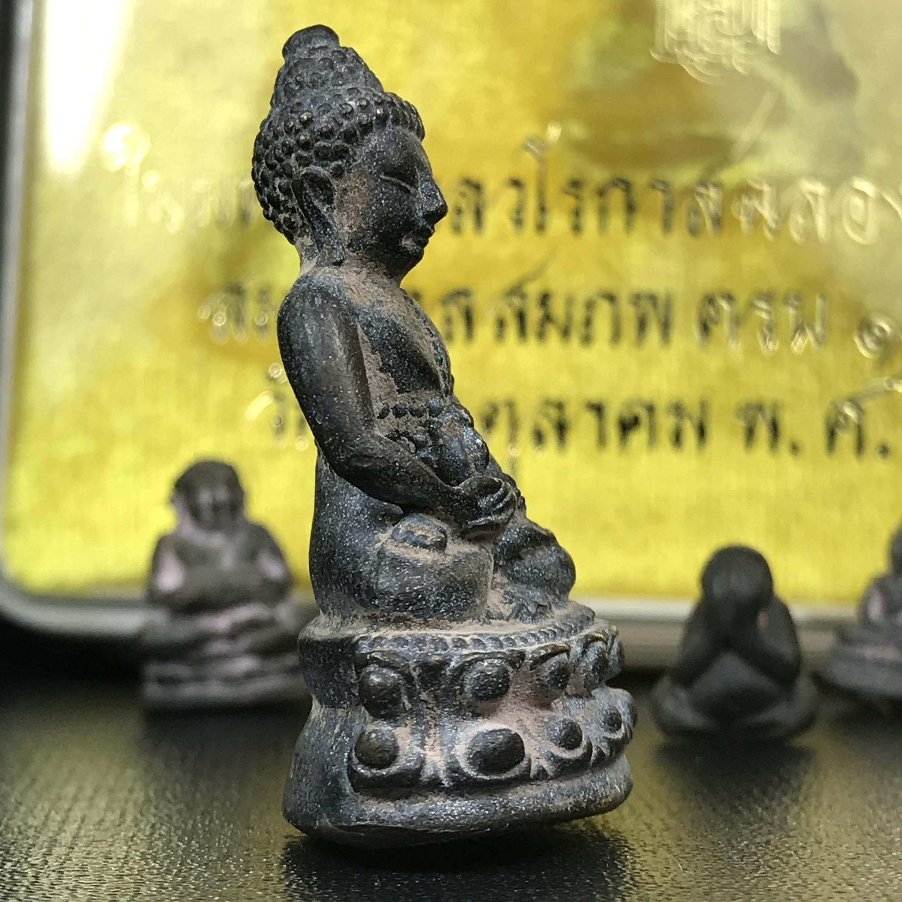 พระกริ่งชินบัญชรฉลองพระชันษา 100 ปี สมเด็จพระญาณสังวร วัดบวรนิเวศวิหาร ปี 2556 ชุดนำฤกษ์เนื้อนวโลหะแก่ทองคำ ก้นอุดผงสมเด็จพระสังฆราช (1 ใน 356 ชุด) พิธีใหญ่ มวลสารเด่น นิยมและหายากมากในปัจจุบัน