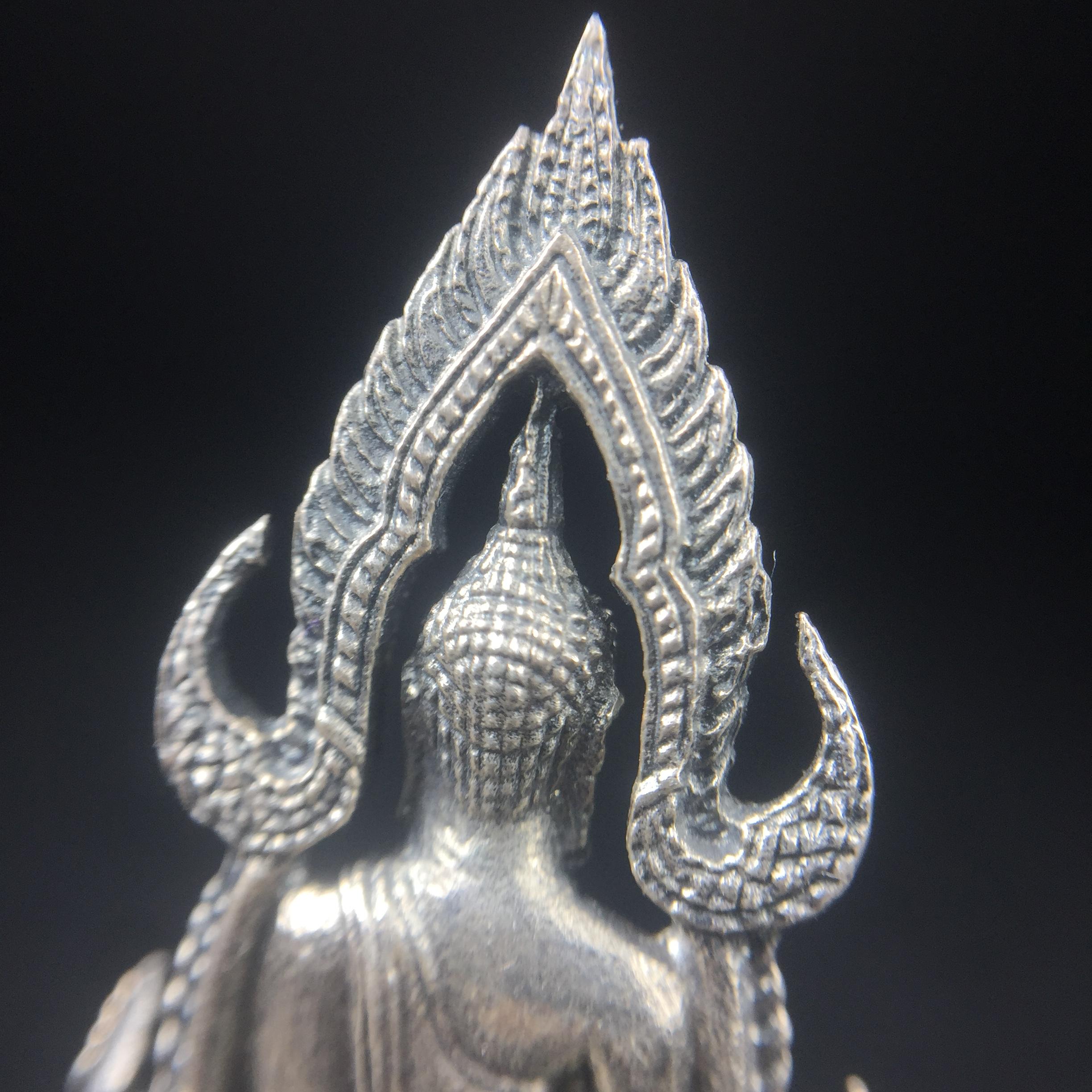 พระกริ่งพระพุทธชินราช มวก. วัดเบญจมบพิตร ปี 2519 เนื้อเงินสภาพสวยผิวเดิม หมายเลข687(ในหลวงรัชกาลที่9และราชินีเสด็จฯเททอง)(พิธีใหญ่ เกจิอาจารย์ในยุคยอดนิยมร่วมปลุกเสก)