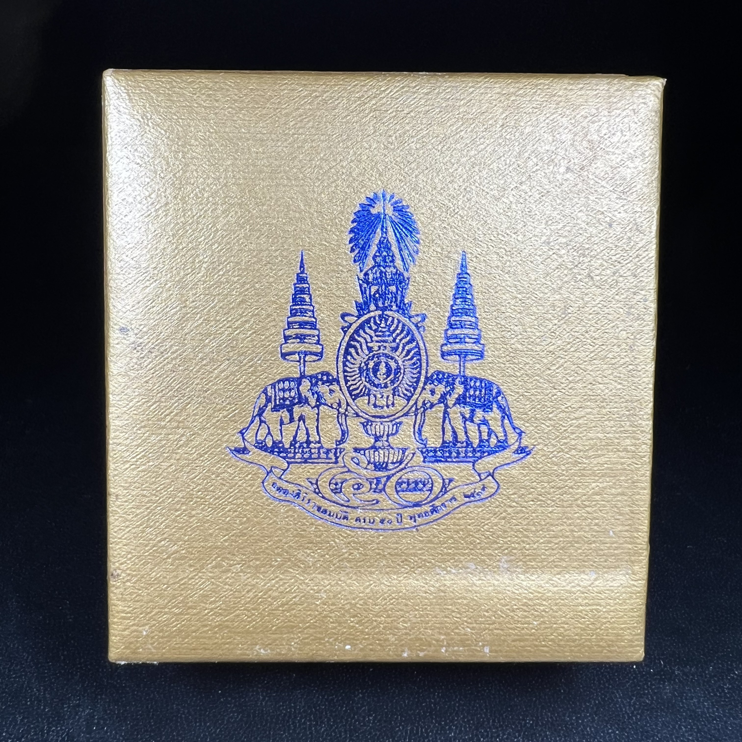 พระกริ่งพระพุทธนวราชบพิตร ตรากาญจนาภิเษกครองสิริราชสมบัติครบ 50 ปี รัชกาลที่ 9 ปี 2540 เนื้อทอง93(หายากพบเจอน้อยมาก) ขนาดสูง 3.2 ซม. พุทธศิลป์สวยงดงามและพิธีใหญ่วัดพระแก้ว(พุทธนวราชบพิตร นิมิตรหมายแห่งความสามัคคี ด้วยไมตรีแห่งองค์พระภูมิพล)