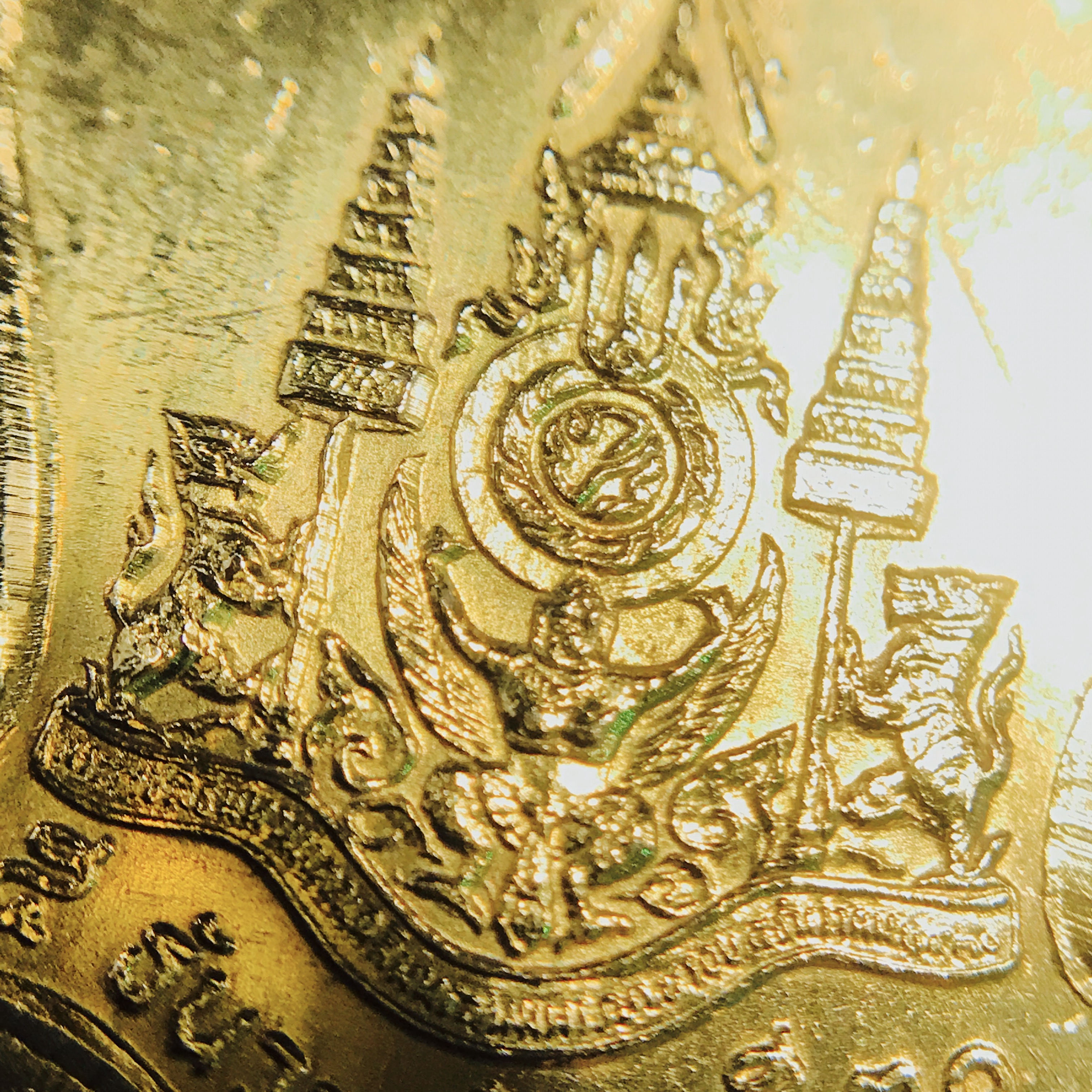 เหรียญที่ระลึกมหามงคลพระชนพรรษา 60 ปี 5 รอบ ปี2530 เนื้อทองคำ พิมพ์เล็ก ทรงเสมา(ระฆังคว่ำ)หายากสร้างน้อย