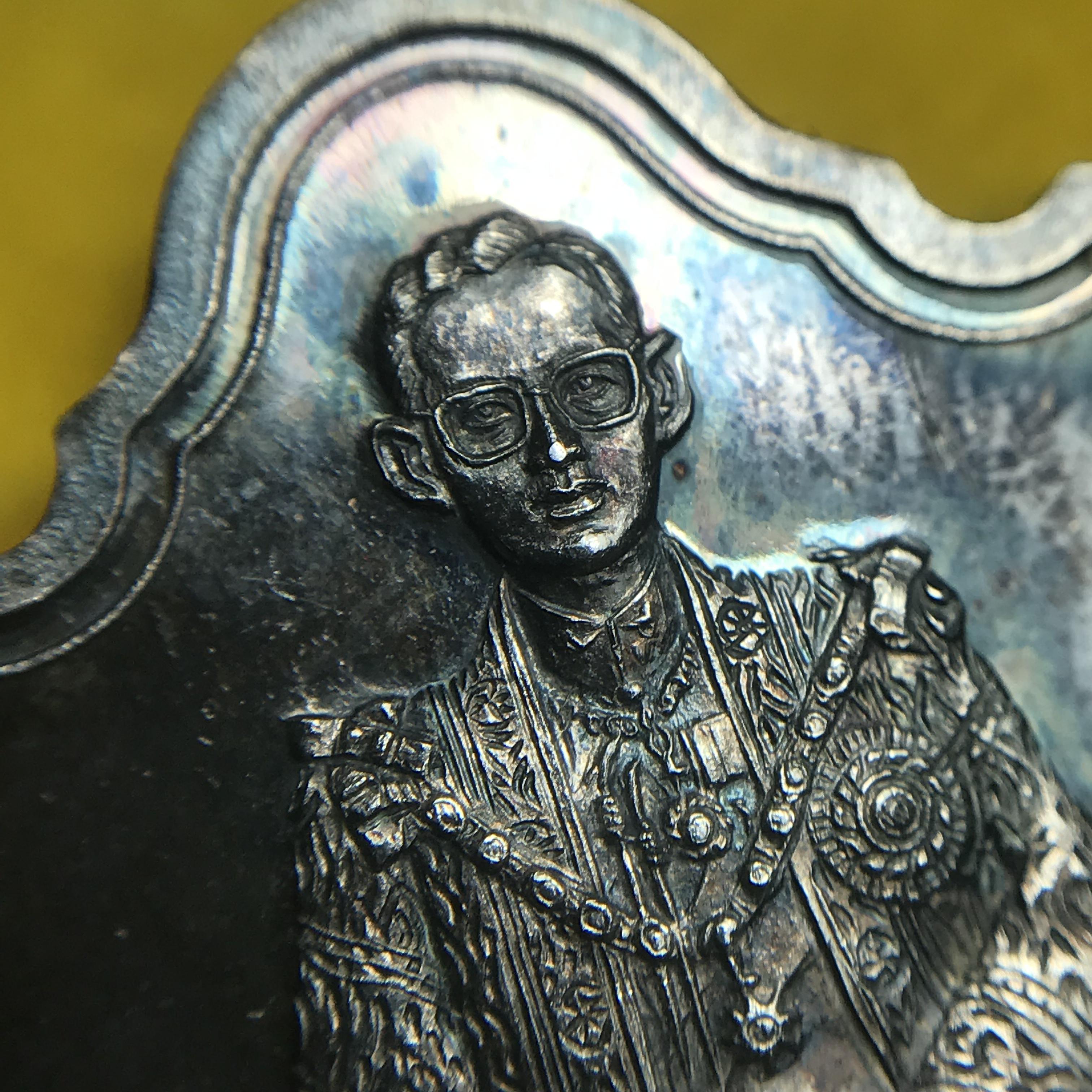 เหรียญพระบาทสมเด็จพระเจ้าอยู่หัว รัชกาลที่9ประทับนั่งบัลลังก์ กระทรวงมหาดไทยจัดสร้าง ปี2539 เนื้อเงินกล่องบรรจุเดิมสภาพสวย เนื้อเงินผิวเดิมขึ้นสีรุ้งธรรมชาติ แบบนิยม หายาก