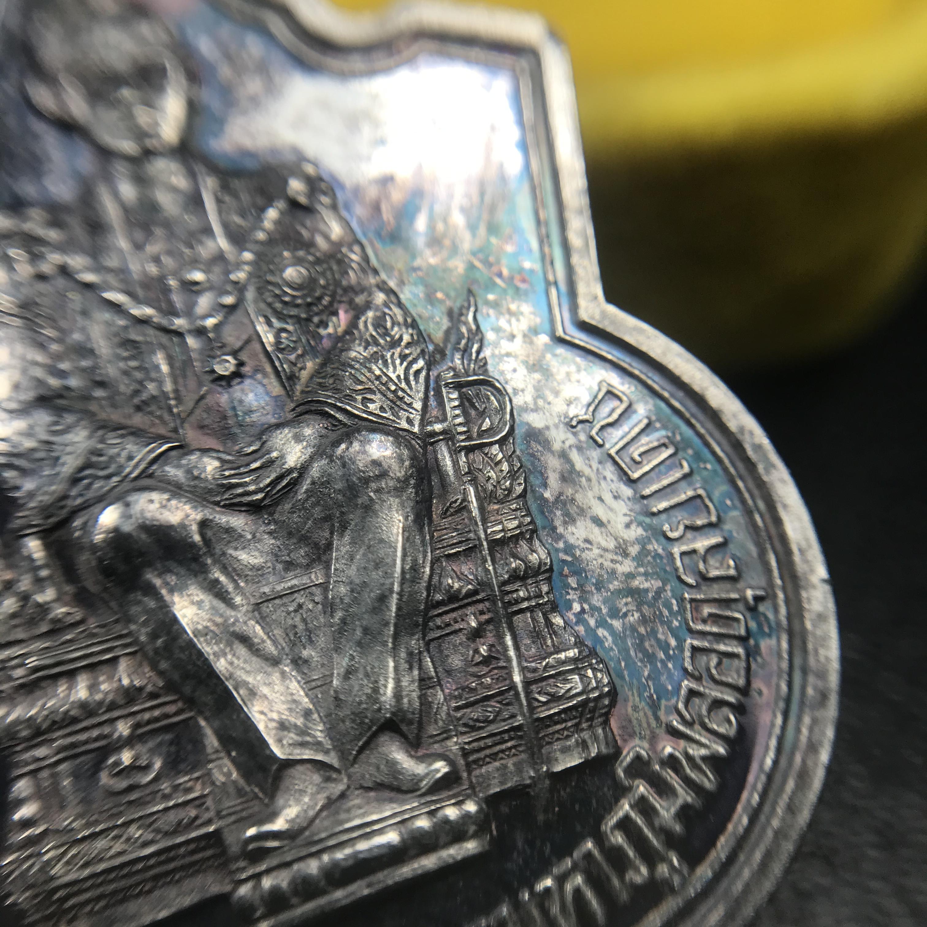 เหรียญพระบาทสมเด็จพระเจ้าอยู่หัว รัชกาลที่9ประทับนั่งบัลลังก์ กระทรวงมหาดไทยจัดสร้าง ปี2539 เนื้อเงินกล่องบรรจุเดิมสภาพสวย เนื้อเงินผิวเดิมขึ้นสีรุ้งธรรมชาติ แบบนิยม หายาก