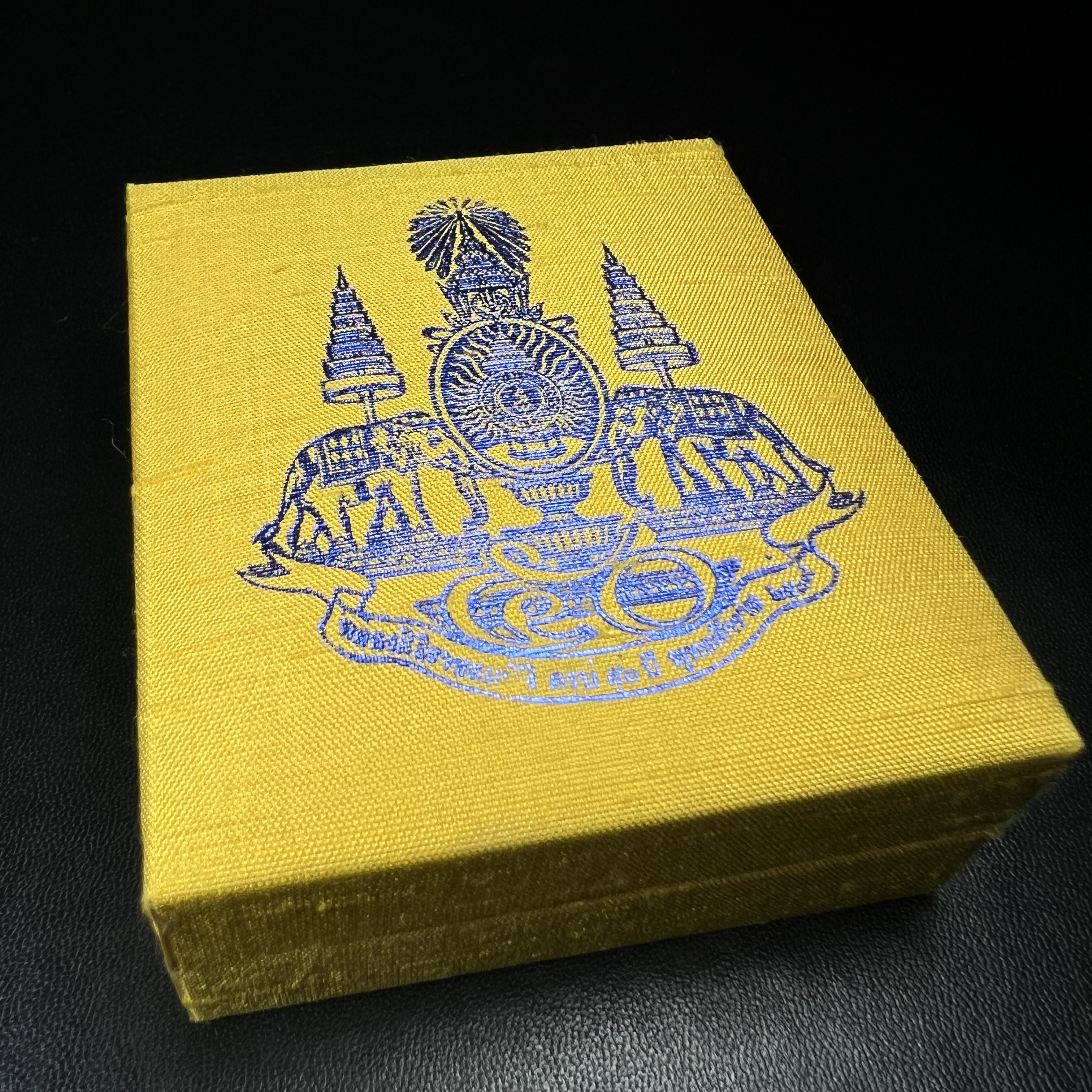 เหรียญพระพิฆเนศวร ญสส. ชุดกาญจนาภิเษกครองราชย์ 50 ปี พุทธศักราช 2538 พิมพ์ใหญ่(2.9 ซม.) เนื้อเงินผิวเดิมกลับดำขึ้นสีรุ้งเข้มขลังงดงามธรรมชาติสร้างสรรค์ สภาพสวยเดิมพร้อมกล่องบรรจุเดิม ตอกโค๊ดหมายเลขกำกับ(1ใน 5539องค์)