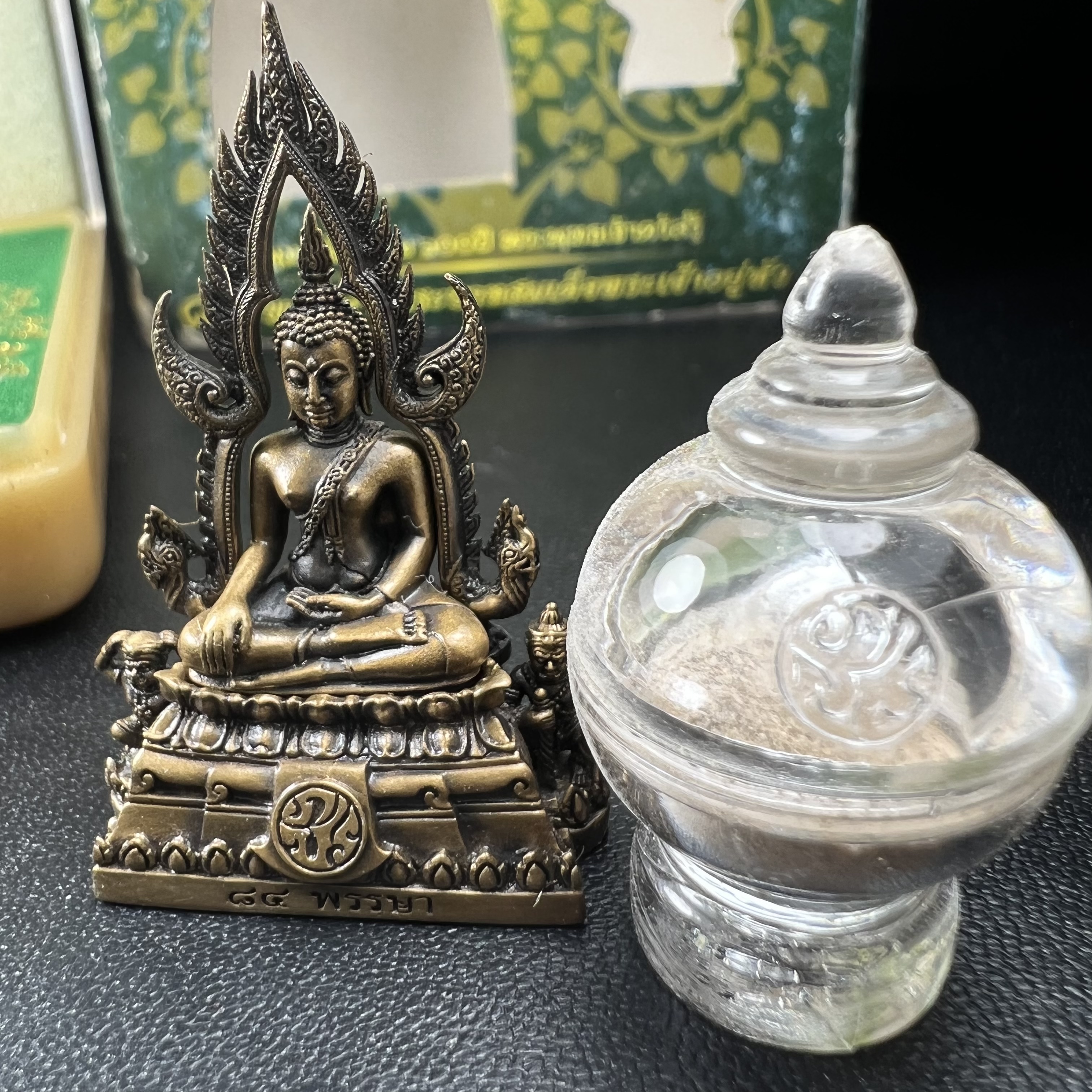 พระพุทธชินราช(จำลอง) ภปร 84 พรรษา เนื้อบรอนซ์รมดำซาติน พิมพ์กลางขนาดหน้าตัก 1/2 นิ้ว )(พระราชทานมวลสาร จิตรลดาและเส้นพระเจ้า(เส้นผม)รัชกาลที่9)