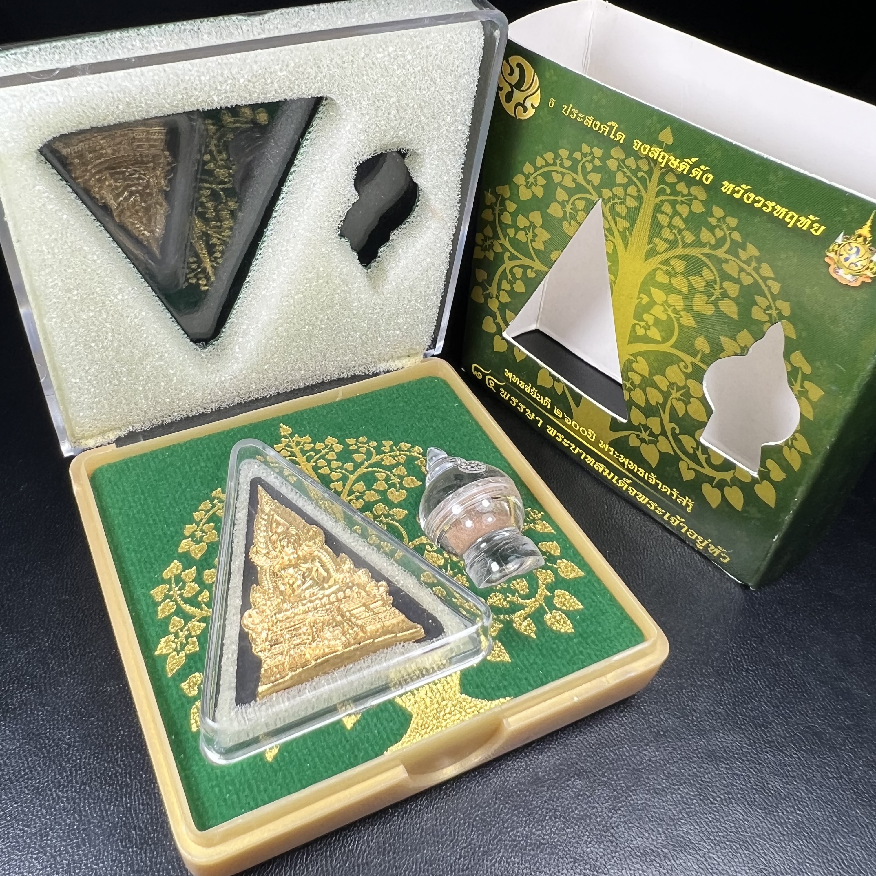 พระพุทธชินราช(จำลอง)ภปร. 84พรรษา เนื้อผงปิดทองด้านหน้า หลัง ภ.ป.ร. ยิงทอง(พระราชทานมวลสาร จิตรลดาและเส้นพระเจ้า ร.9(เส้นผม))ทรงคุณค่าอีกหนึ่งรุ่นยอดนิยม