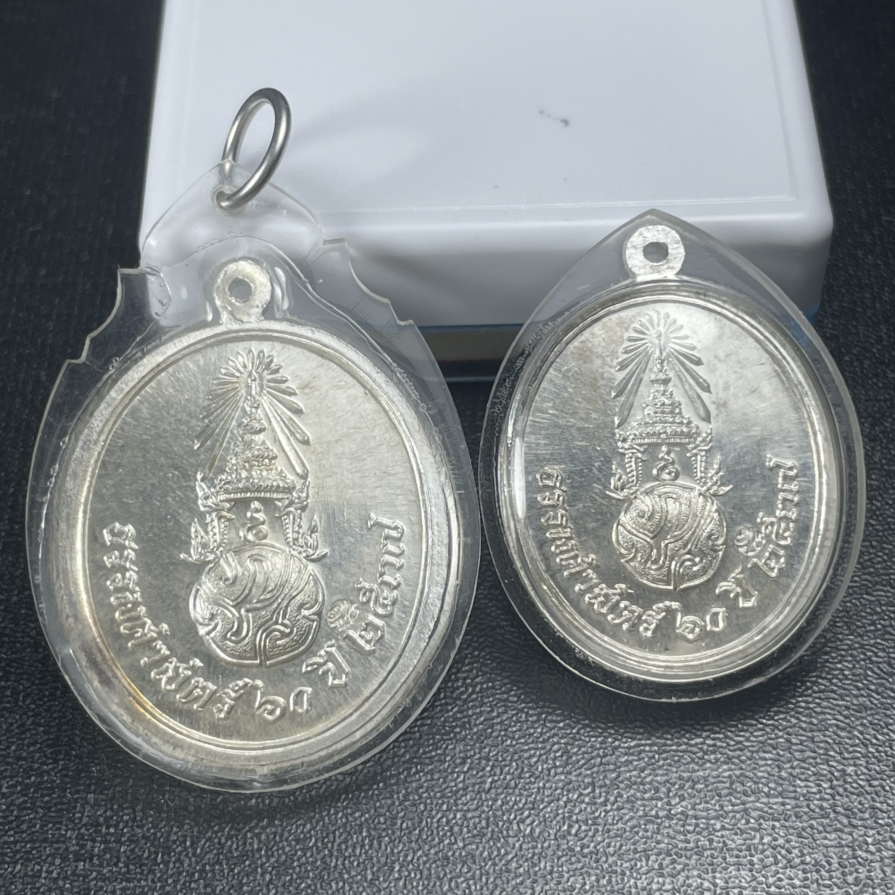 เหรียญพระพุทธสิหิงค์ ภปร. รุ่นมหาลัยธรรมศาสตร์ 60ปี พ.ศ.2537 พิมพ์ใหญ่+พิมพ์เล็ก เนื้อเงินผิวเดิม(ในหลวงรัชกาลที่9เสด็จในพิธี)(หลวงตามหาบัวร่วมปลุกเสก)